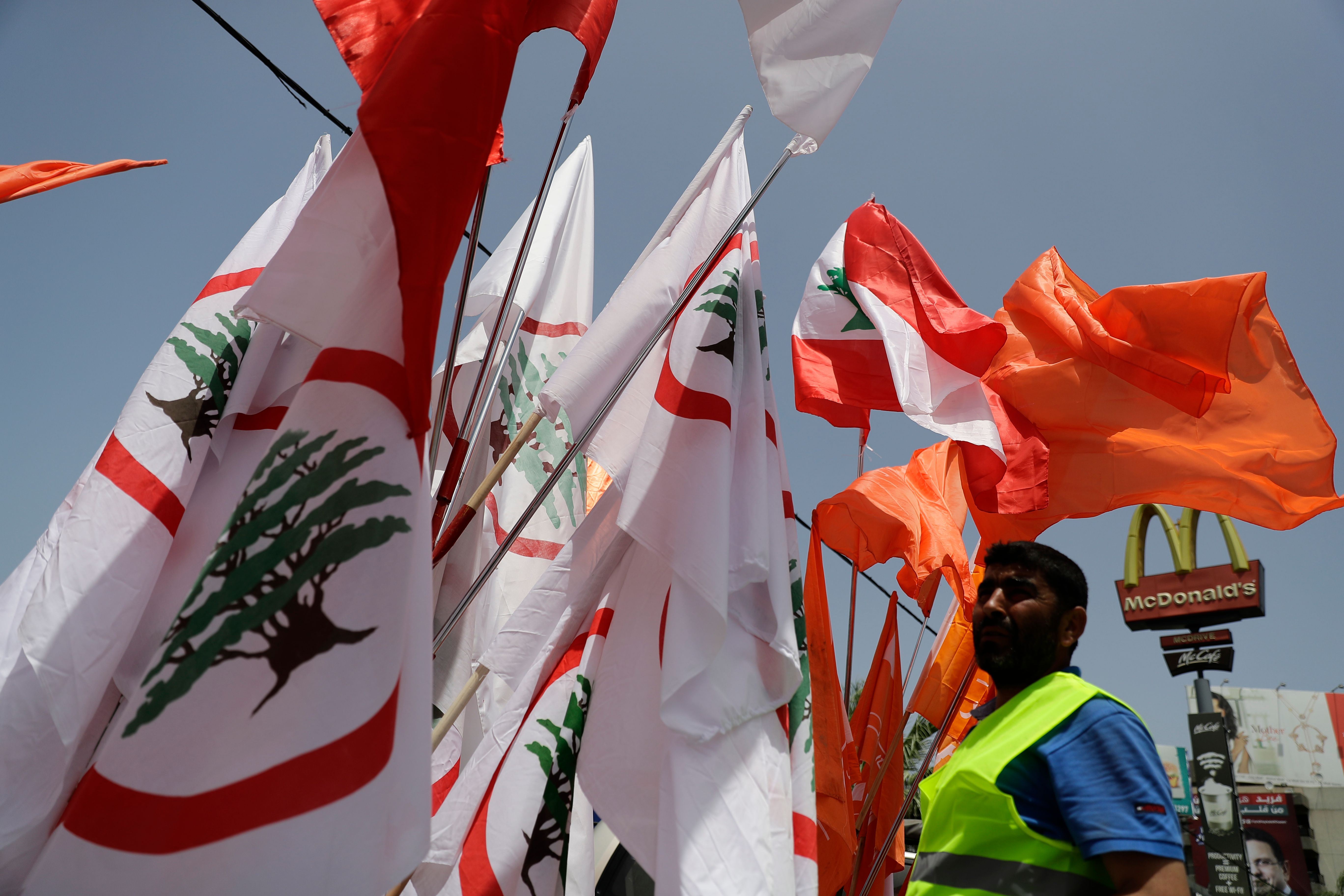 جانب من أعلام لبنان 