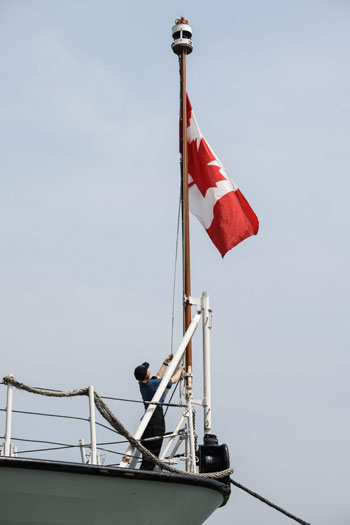 علم كندا أعلى سارى الفرقاطة الملكية فانكوفر