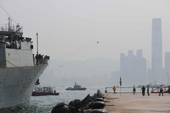 ميناء فيكتوريا بهونج كونج يستقبل الفرقاطة الكندية فانكوفر