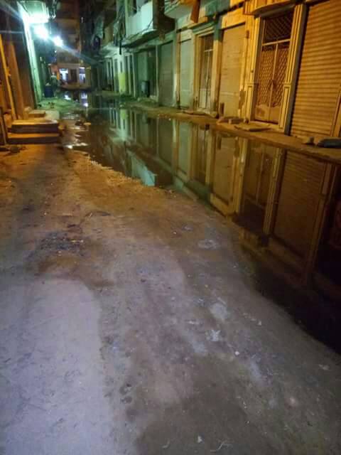 مياه الصرف تغرق شوارع السيوف (4)