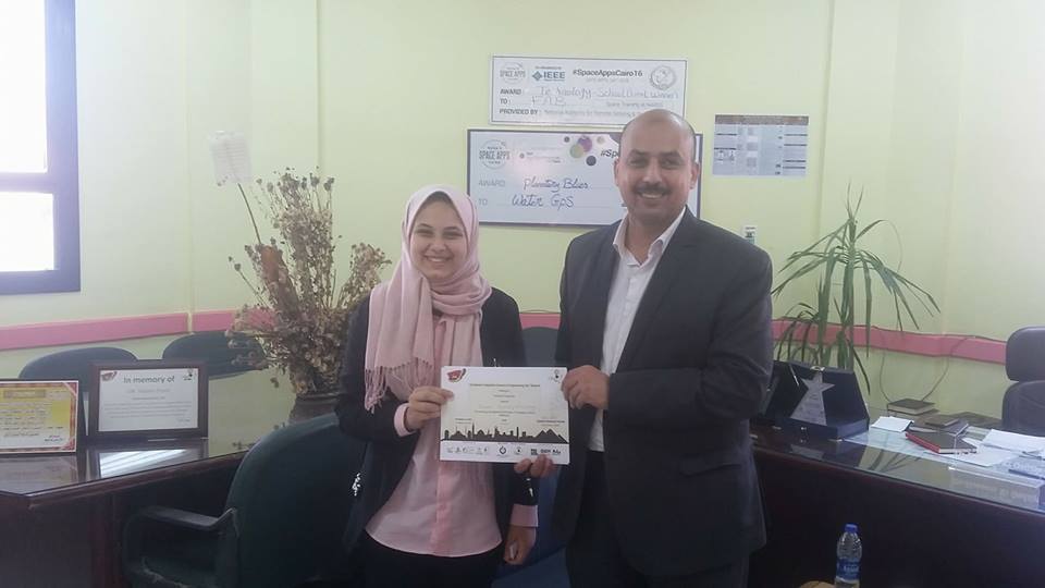 تكريم الطالبة الحاصلة على منحه تكريم الطالبة الحاصلة على منحه