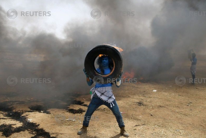 فلسطينى يحمل الكاوتشوك 