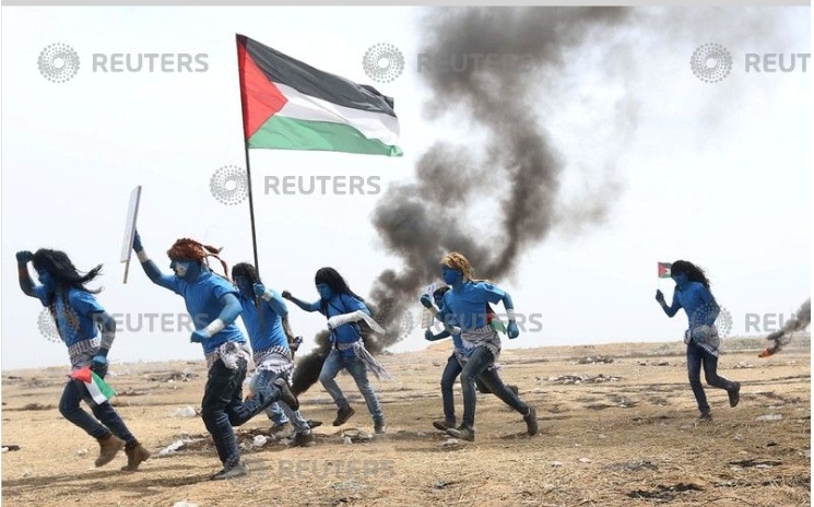 العلم الفلسطينى خلال المظاهرات 