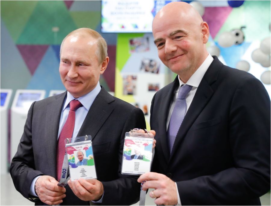 بوتين و إينفانتين يحصلا على بطاقة هوية المشجع فى كأس العالم