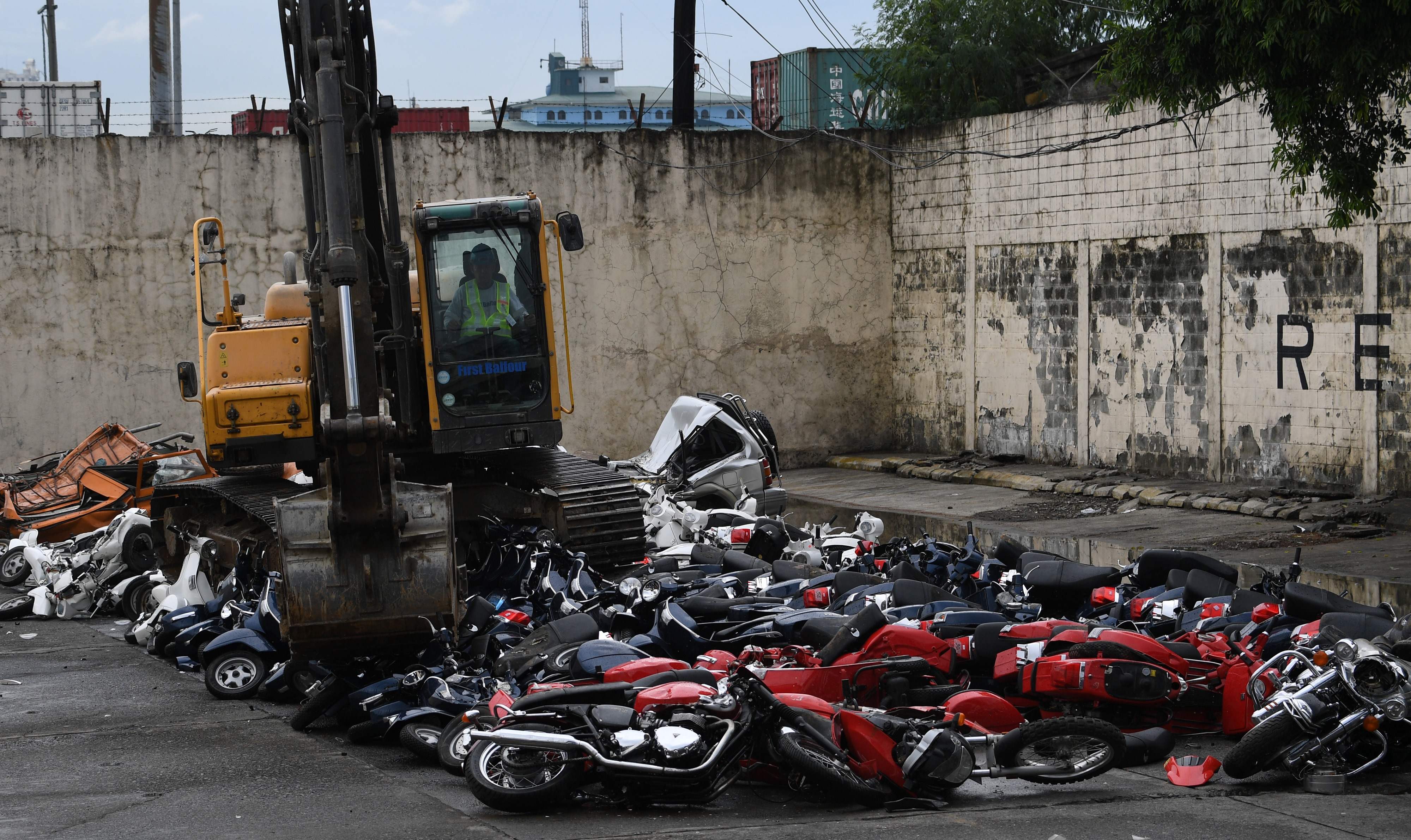 تدمير سيارات ودراجات نارية مهربة فى الفلبين