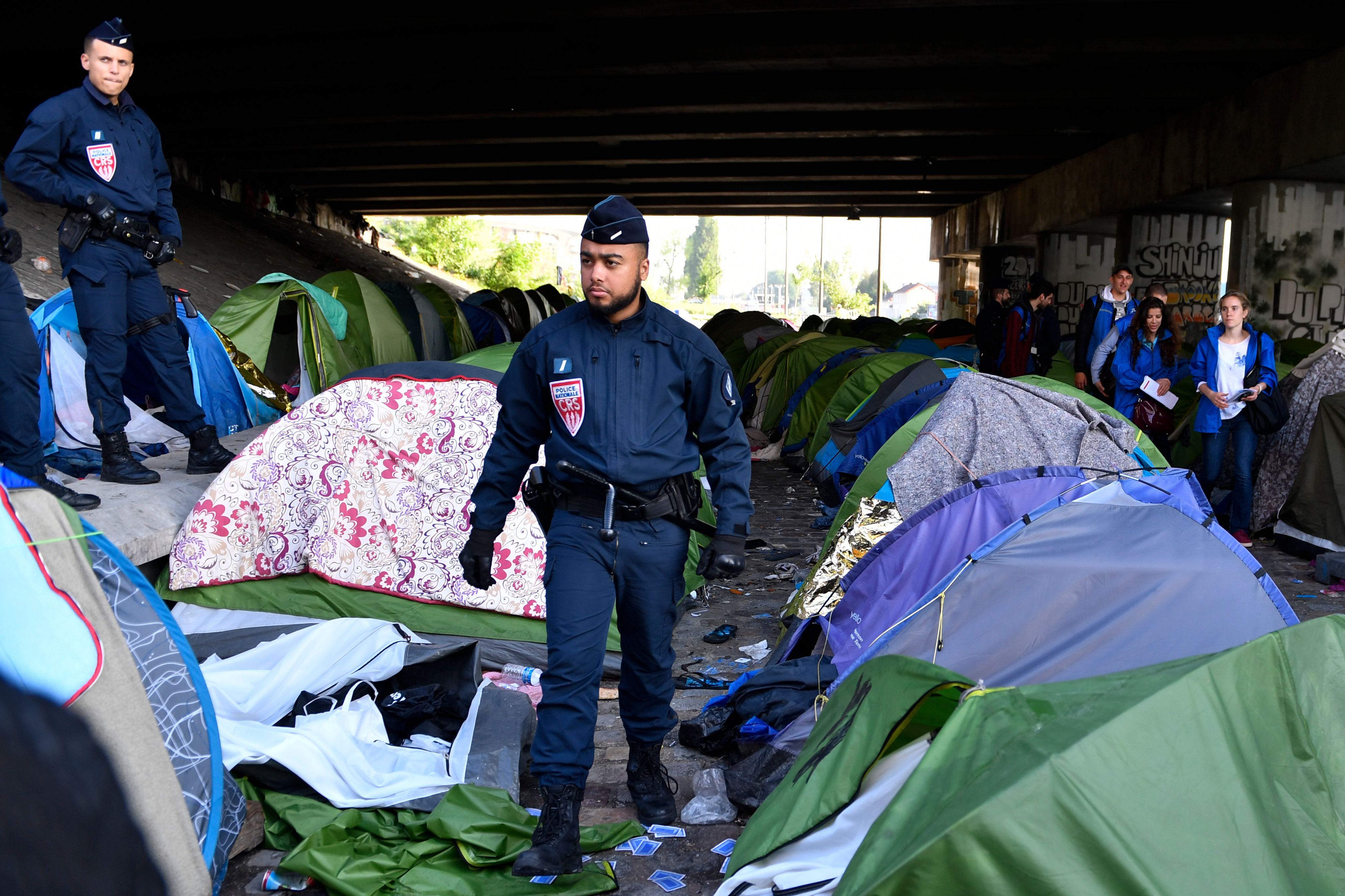 الشرطة الفرنسية تتفقد خيام المهاجرين عقب اخلائها فى باريس