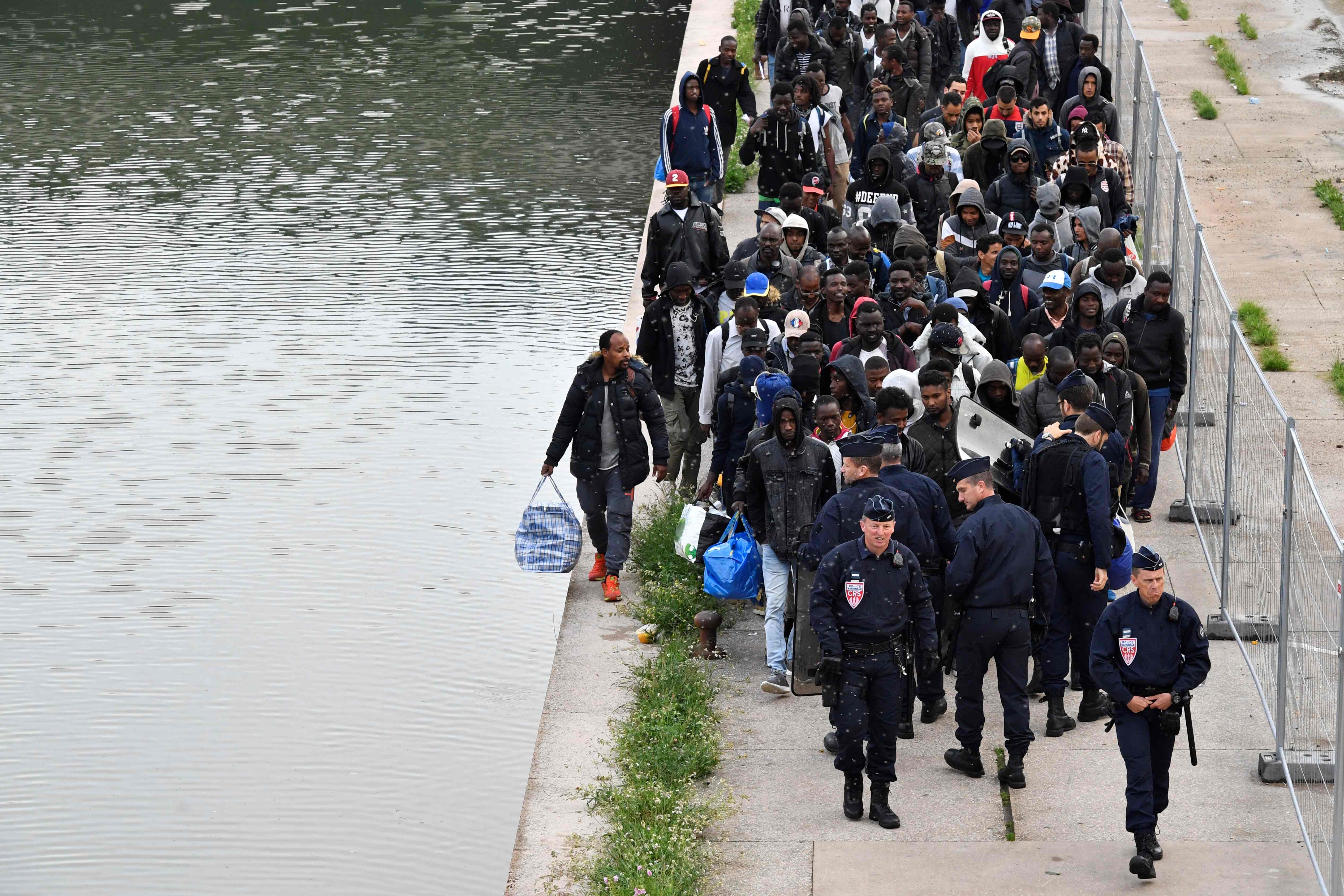 اخلاء مهاجرين من مخيمات فى باريس