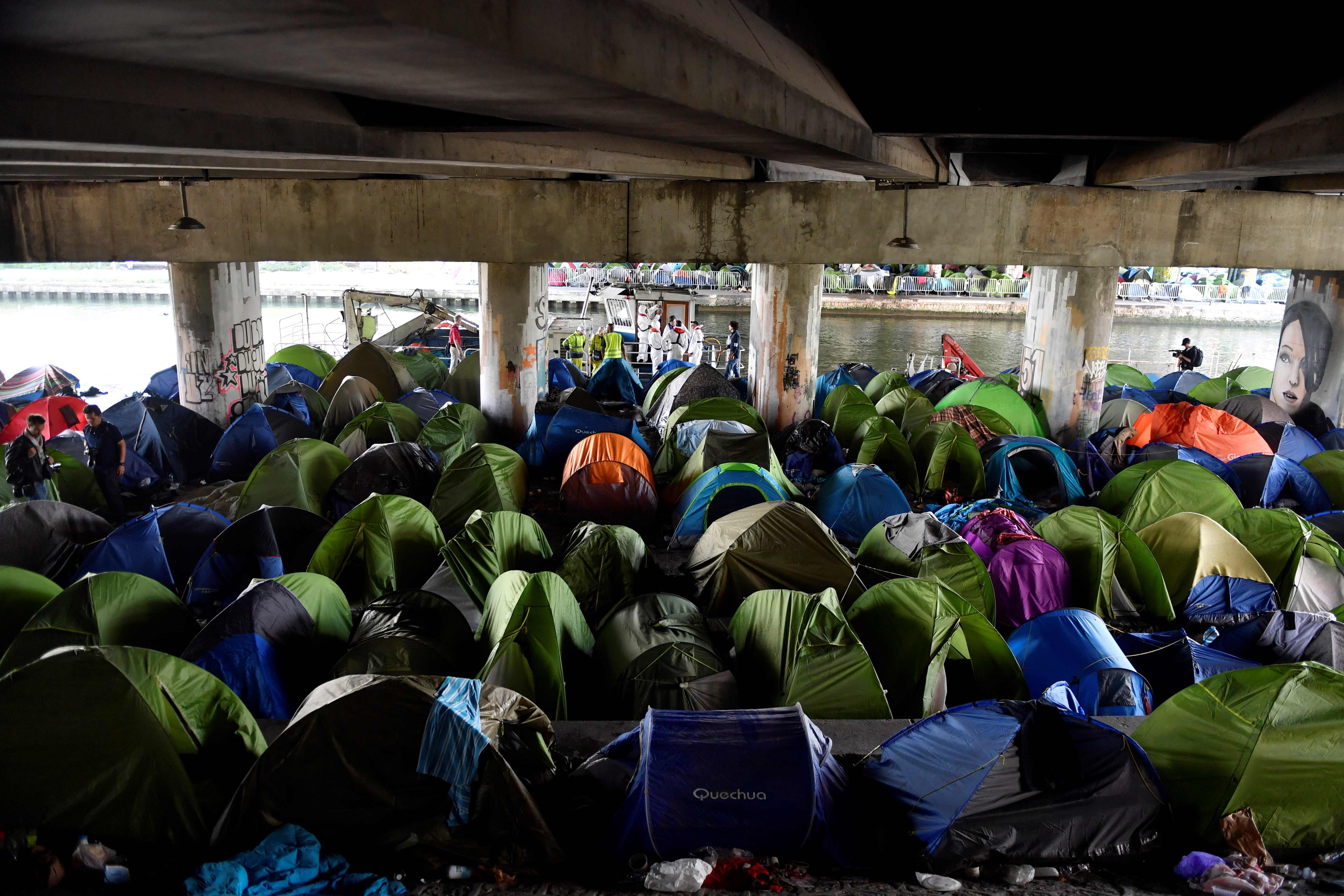 مخيمات للمهاجرين فى العاصمة الفرنسية باريس
