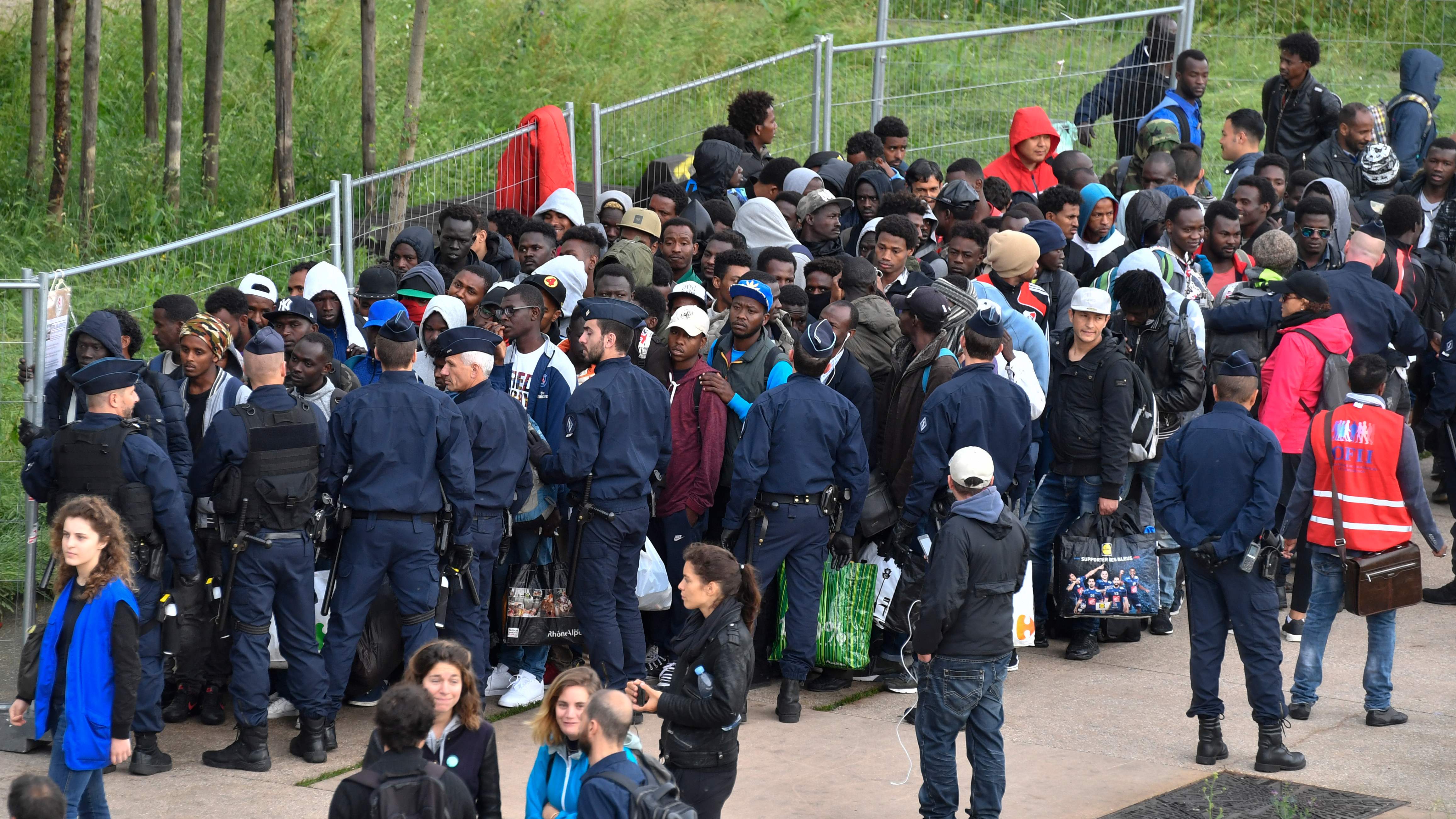 الشرطة الفرنسية تضبط عملية اخلاء المهاجرين فى باريس