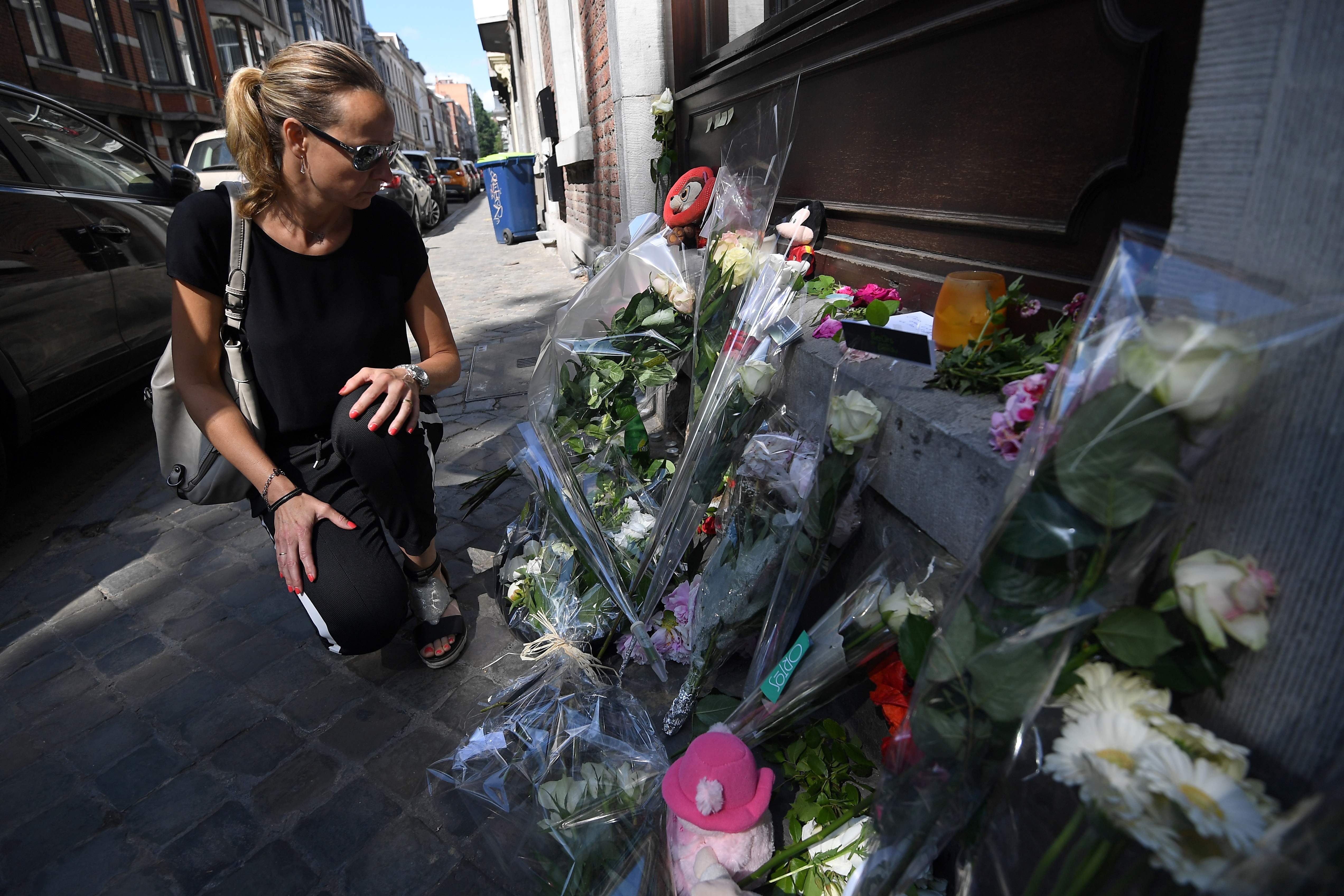 مواطنون يضعون الورود تأبينا لضحايا الحادث