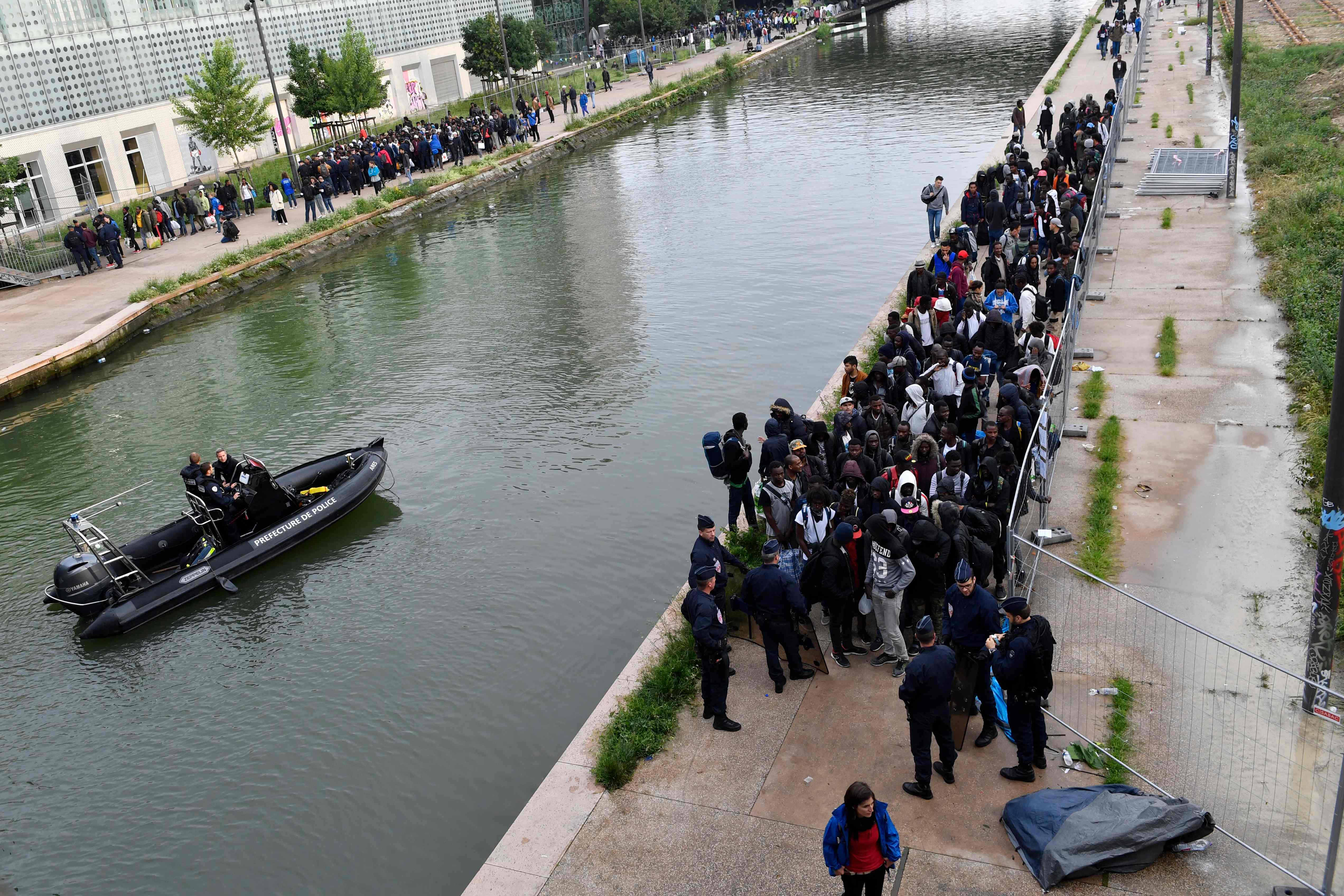 عملية اخلاء المهاجرين من مخيمات فى باريس