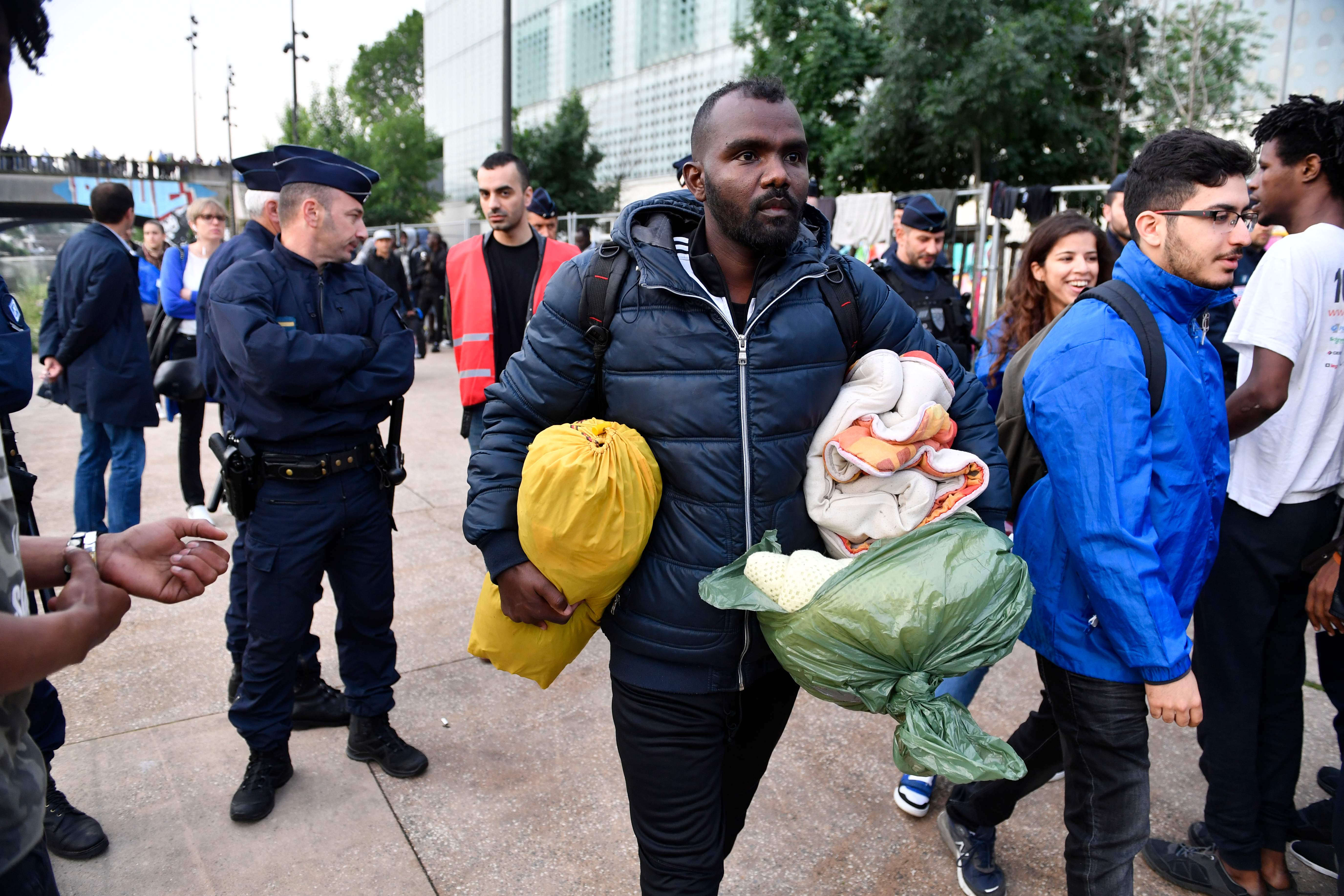 مهاجرون يغادرون مخيم فى باريس