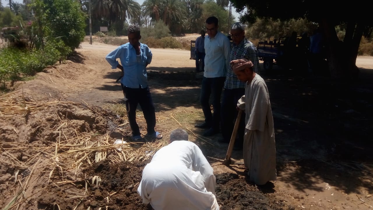   العمال خلال أعمال غسيل شبكات الساحة بقرية الحبيل