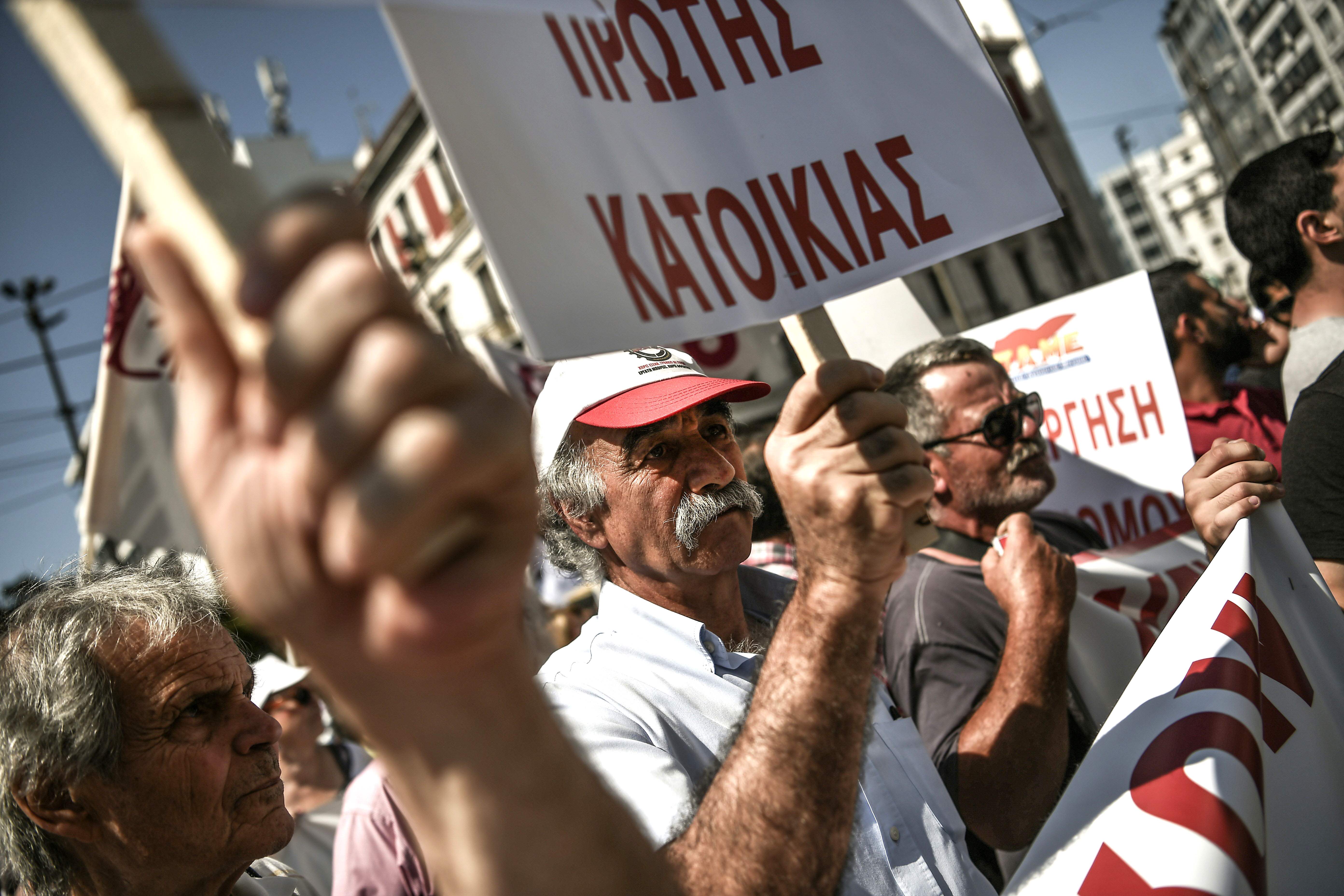 مسيرات فى أثينا خلال اضراب عام باليونان