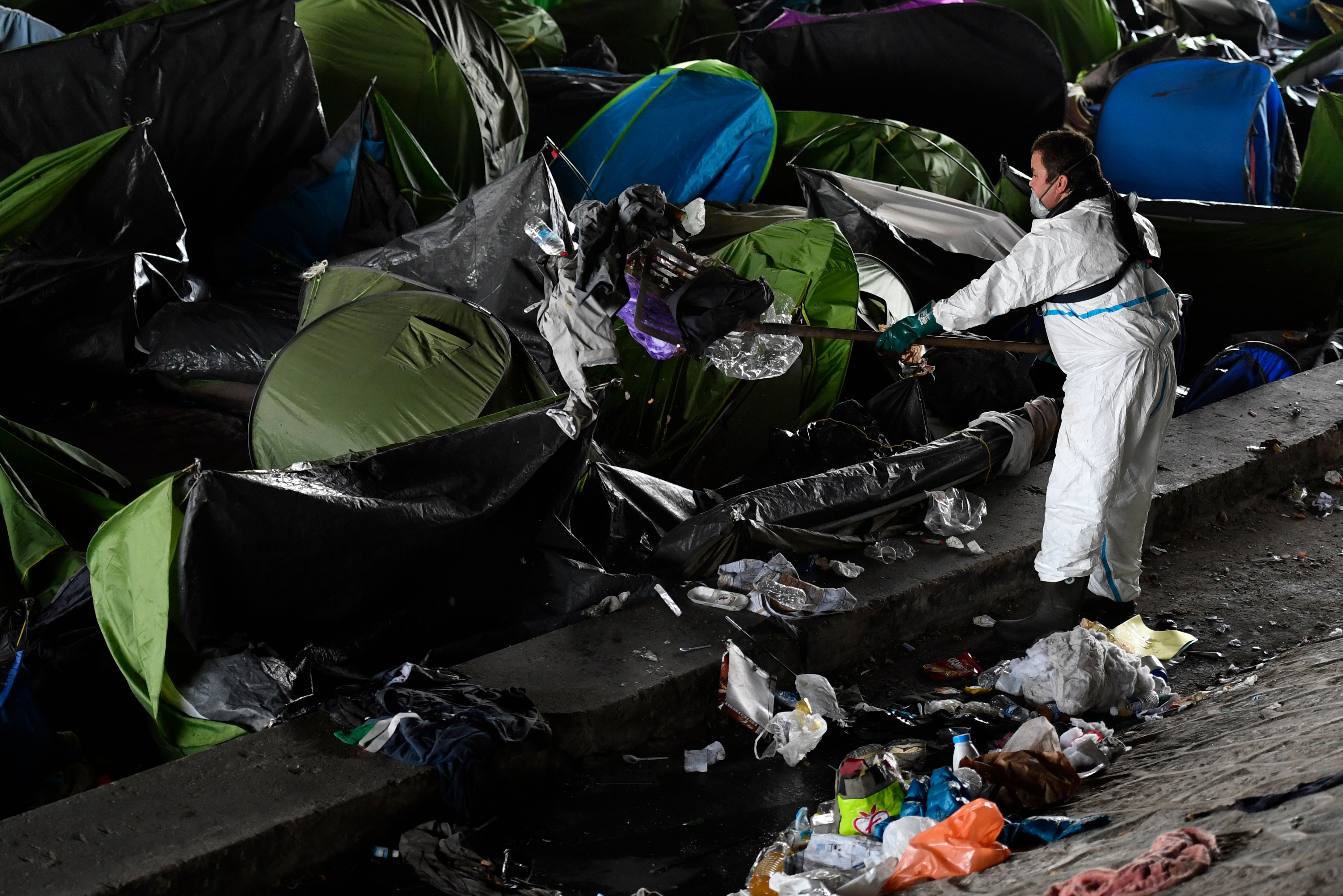 تنظيف واخلاء خيام المهاجرين فى باريس