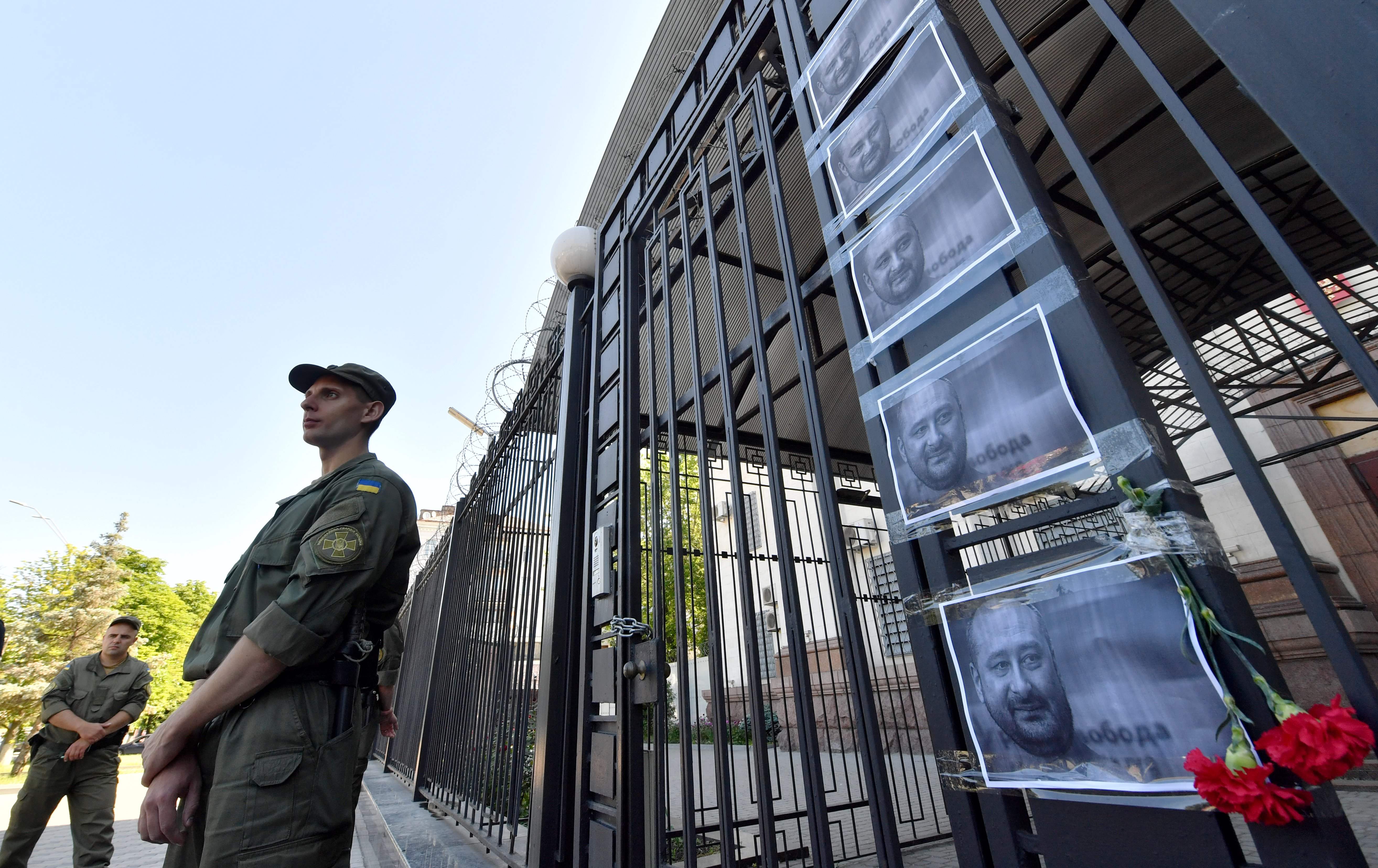 تعليق صور الصحفى الروسى المقتول على سور سفارة موسكو بأوكرانيا