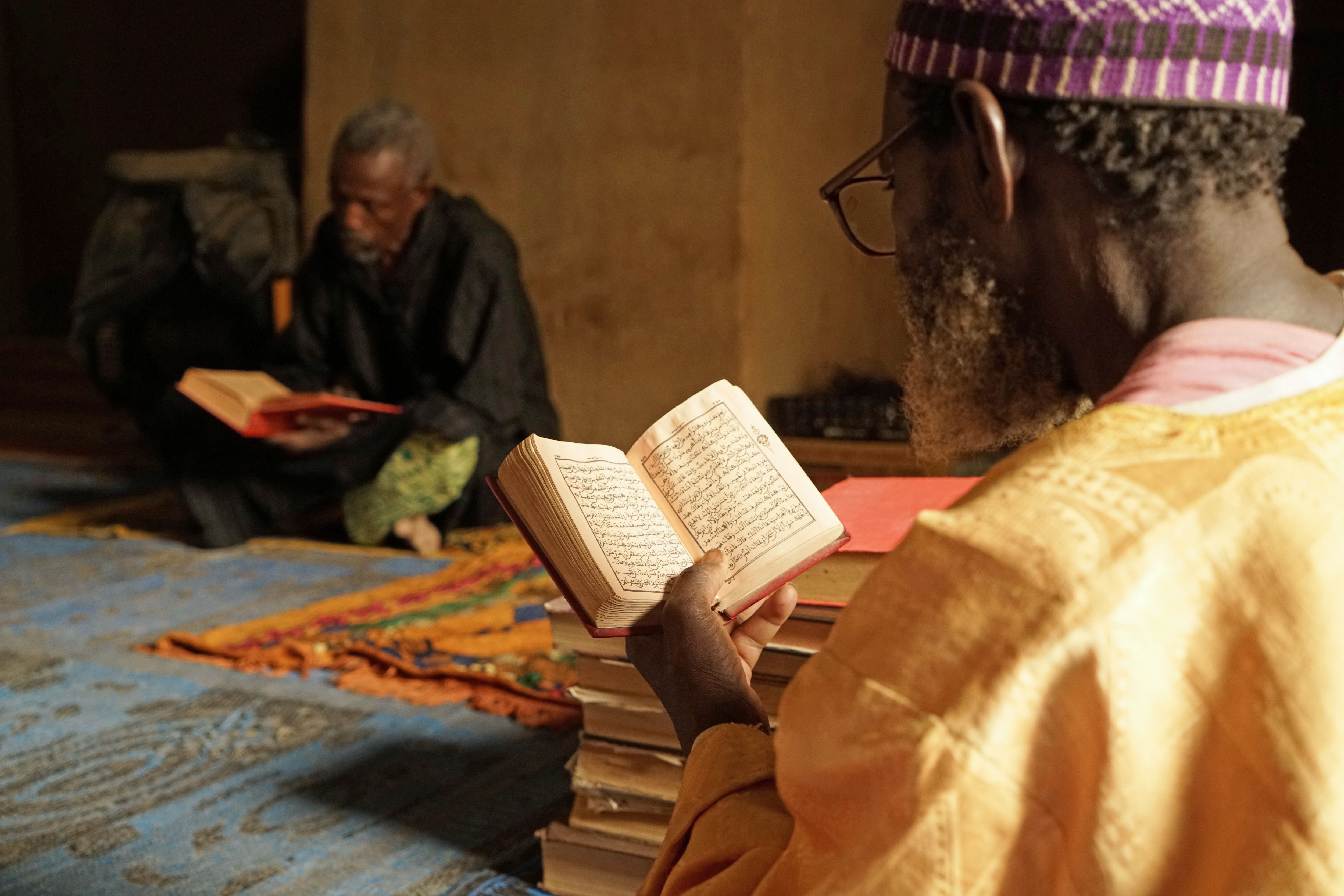 رجل يقرأ القرآن