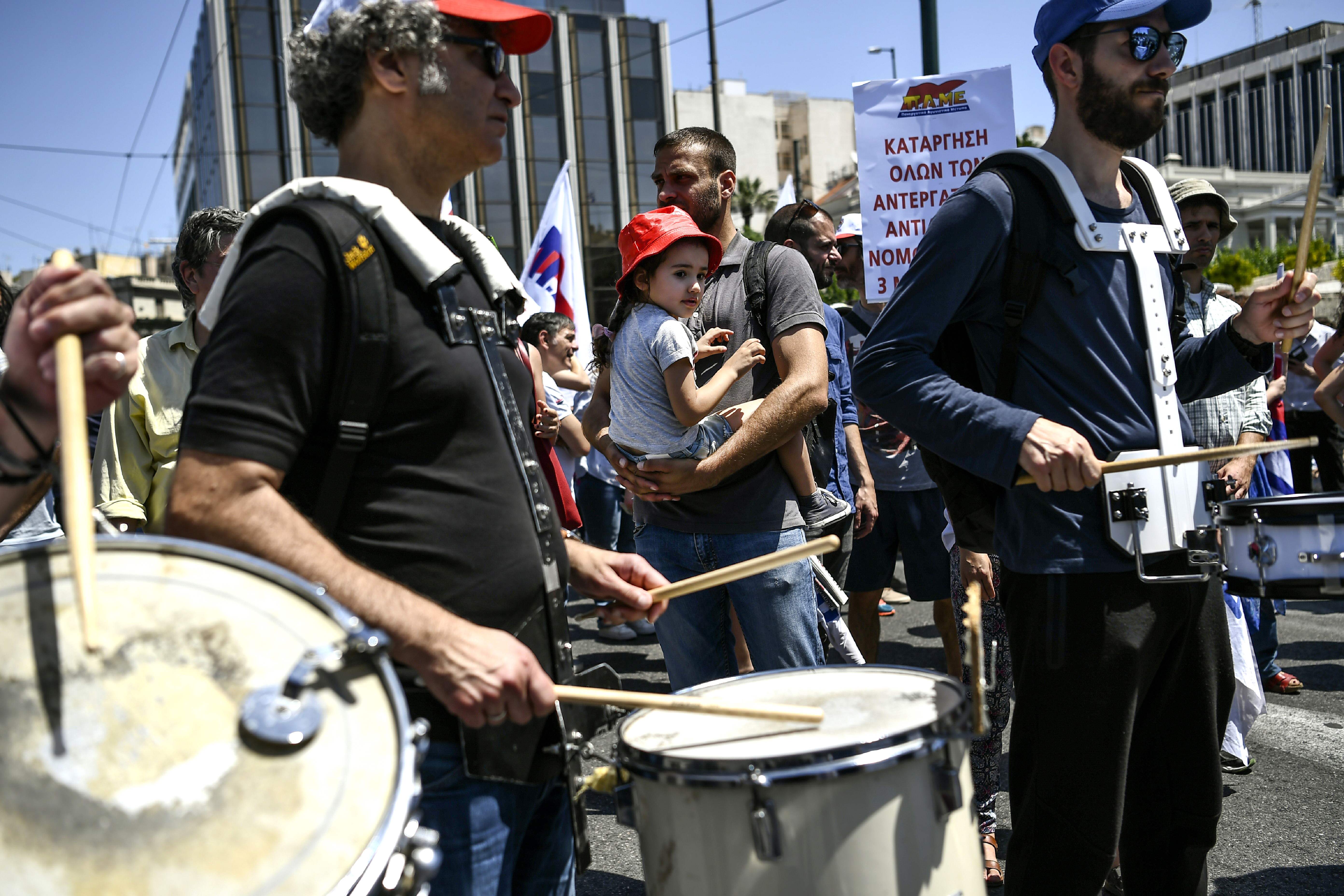 عزف على آلات موسيقية خلال إضراب عام فى اليونان