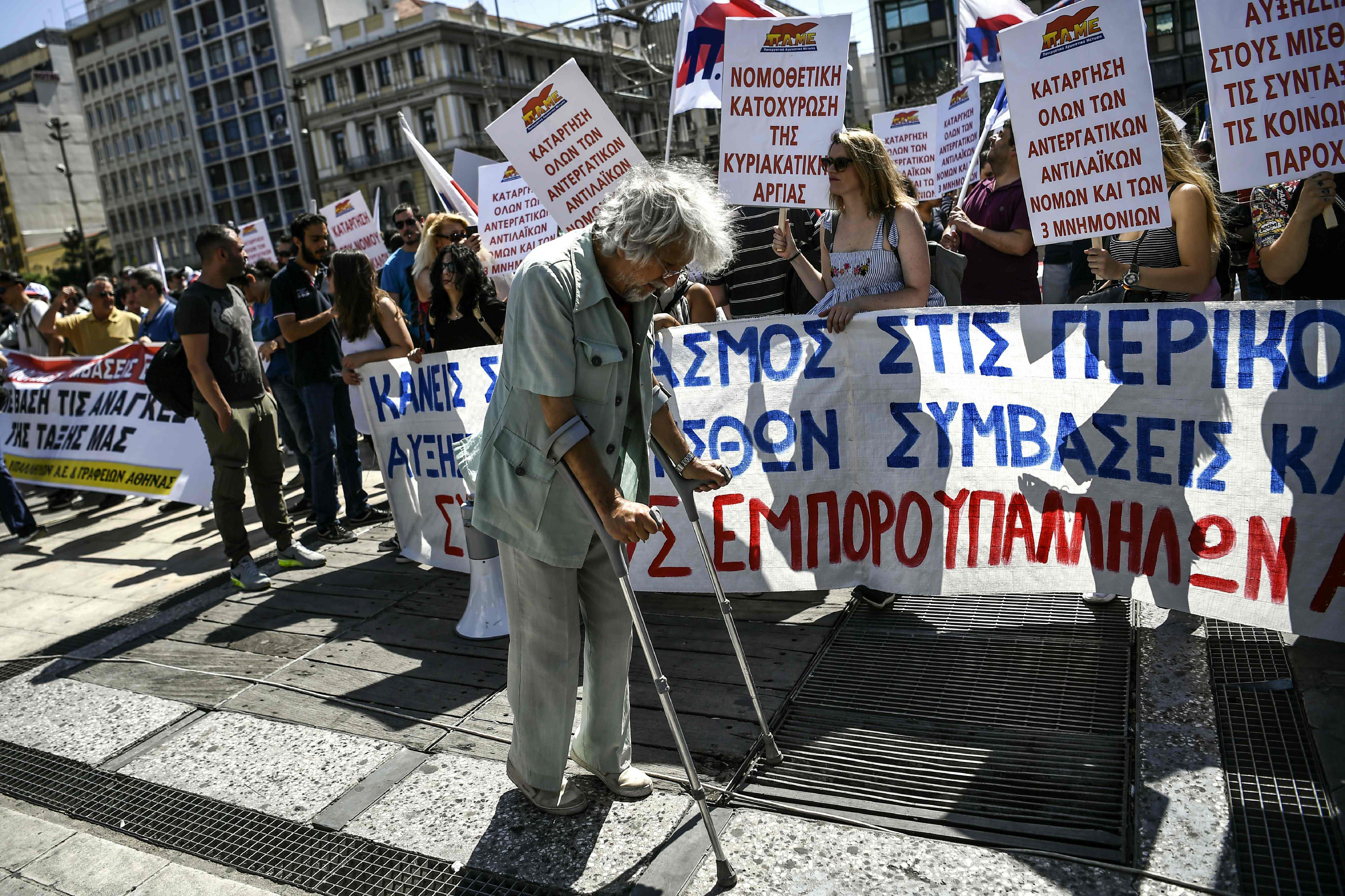 متظاهرو اليونان يرفعون لافتات منددة بسياسات الحكومة