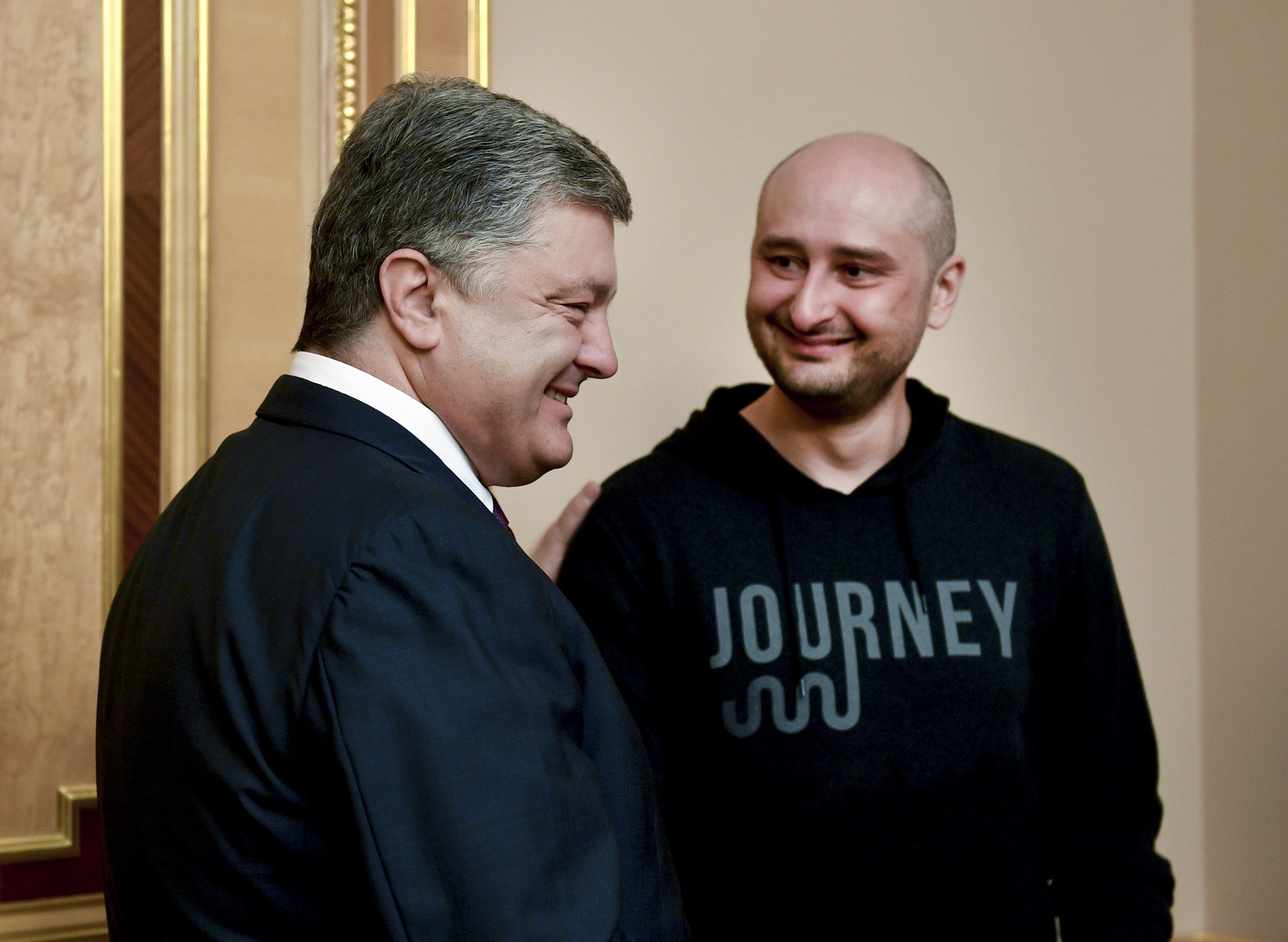الصحفى أركادى بابتشنكو  مع الرئيس الأوكراني