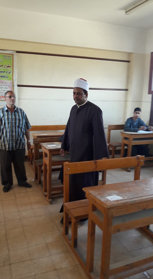 رئيس منطقة أسيوط الأزهرية يتفقد سير امتحانات الشهادة الثانوية (2)