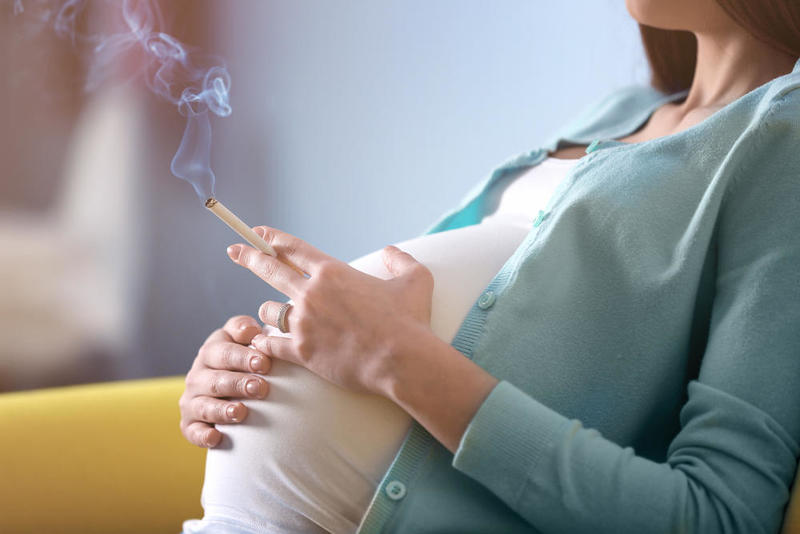التدخين يضر المراة الحامل