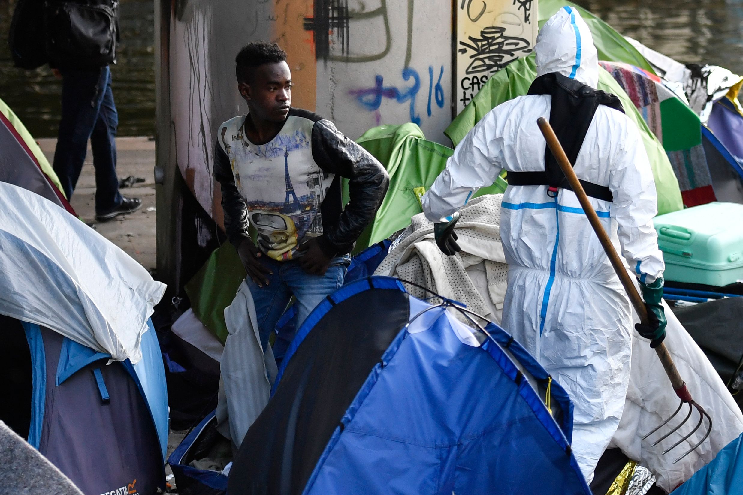 تنظيف موقع خيام المهاجرين فى باريس عقب اخلائها