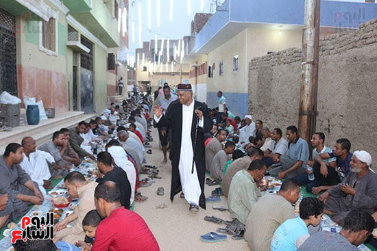 موائد الصالحين وأهل الدين تجمع المئات من أبناء الأقصر للإفطار فى شهر رمضان المبارك