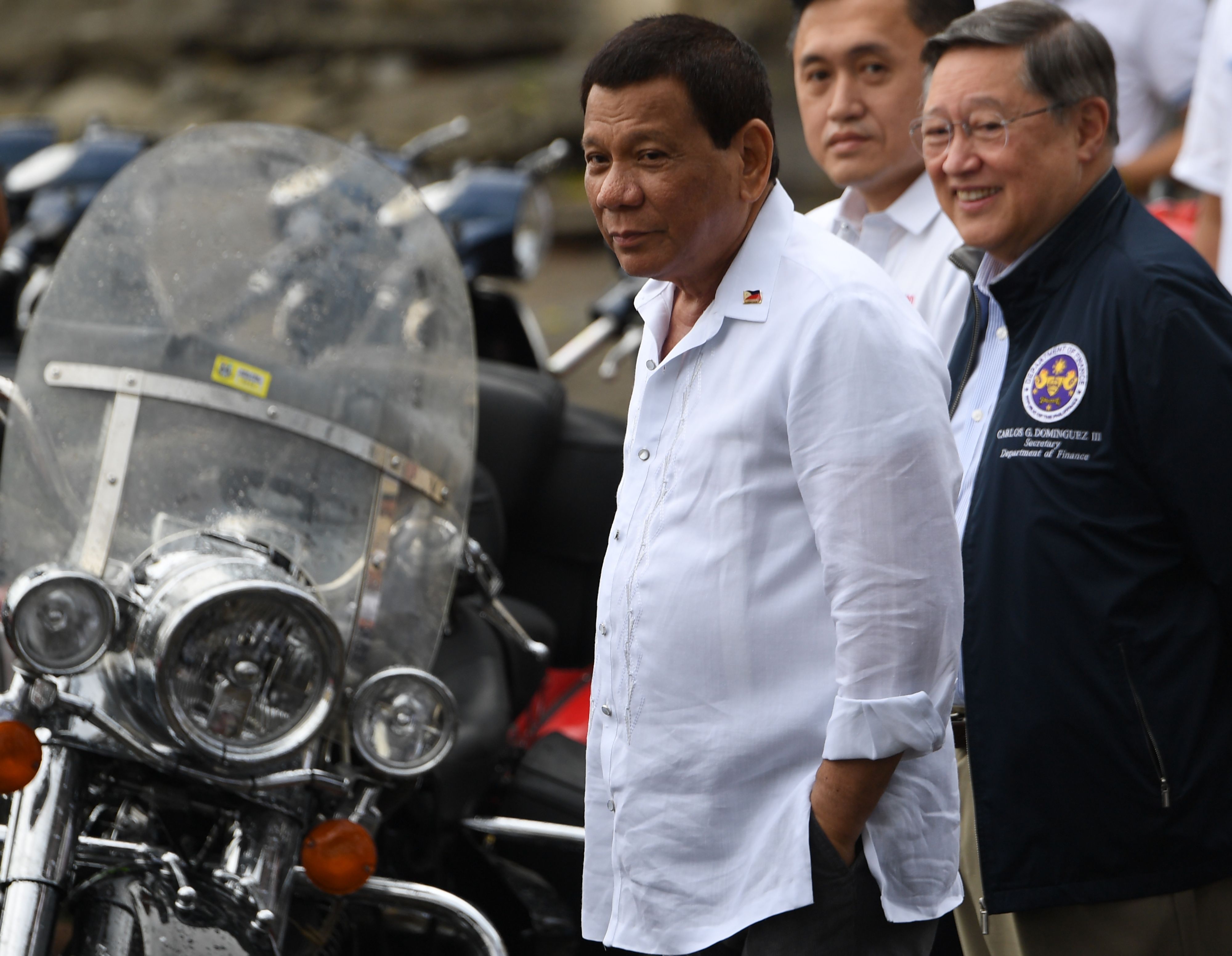 الرئيس الفلبينى بجوار الدراجات النارية المهربة قبل تدميرها