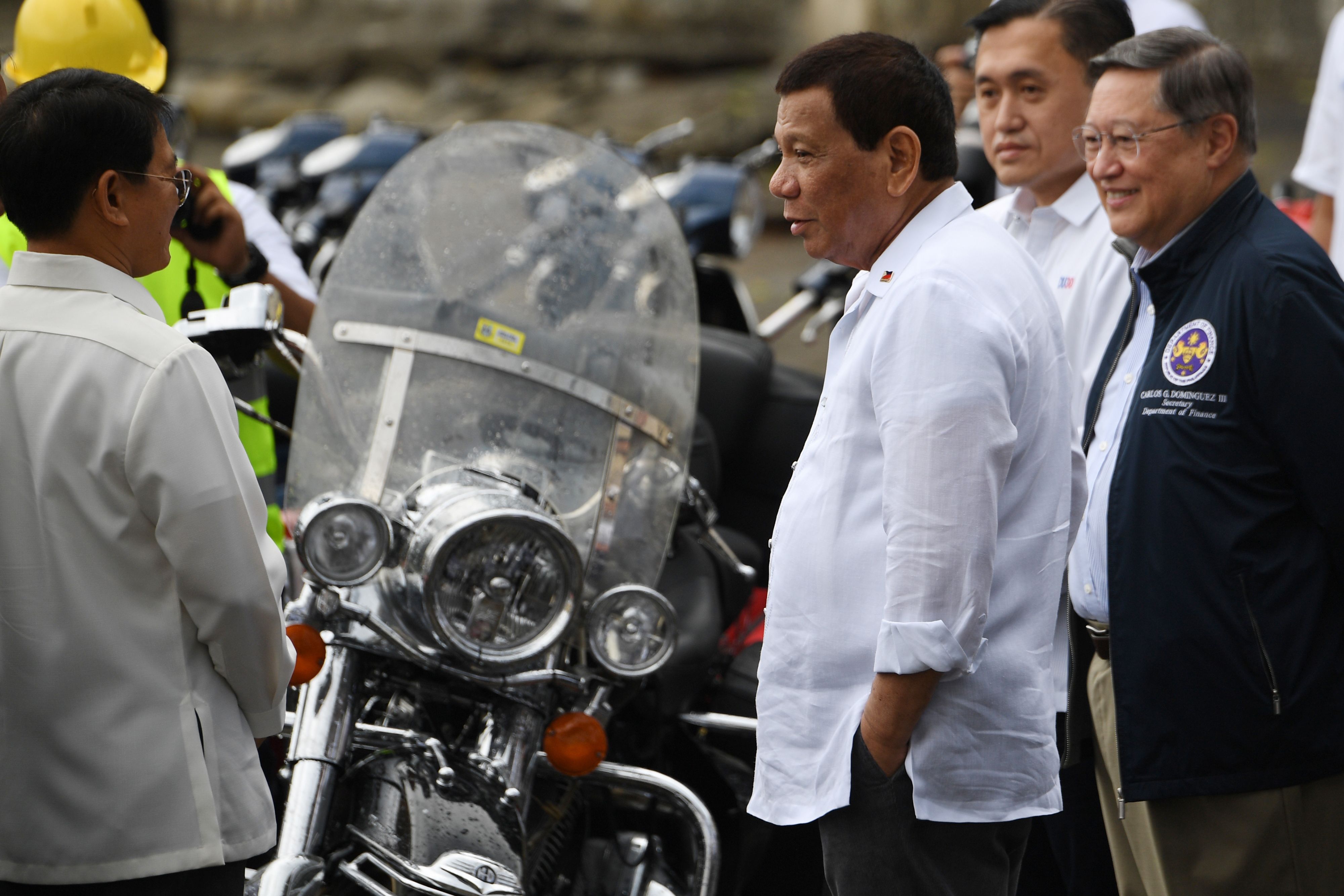 الرئيس الفلبينى يشهد تدمير الدراجات النارية والسيارات