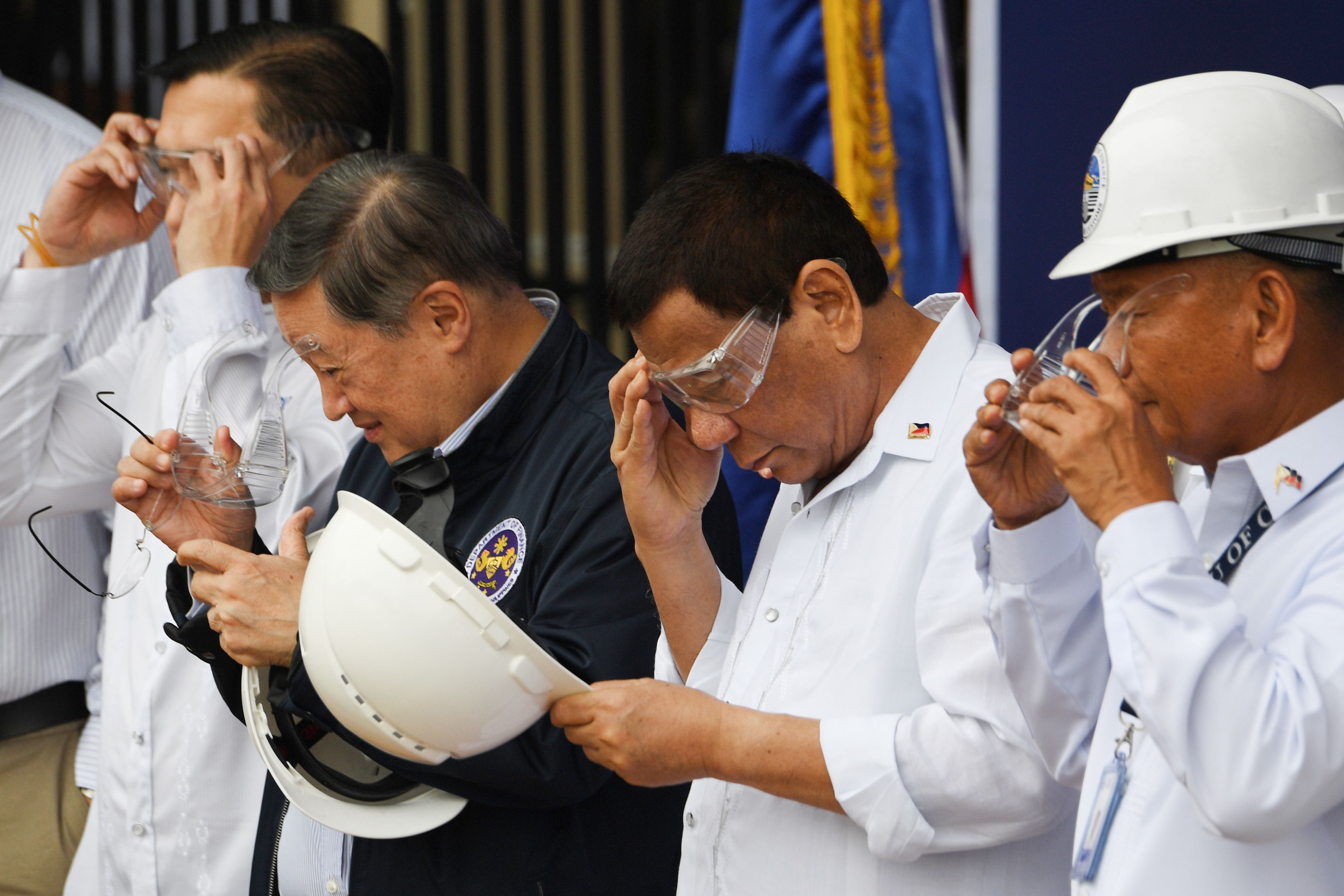 الرئيس الفلبينى وقيادات الشرطة يحضرون تدمير المركبات المهربة