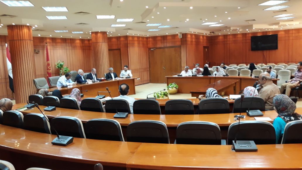 اجتماع محافظ بورسعيد  لتطوير الخدمات الحكوميه (2)