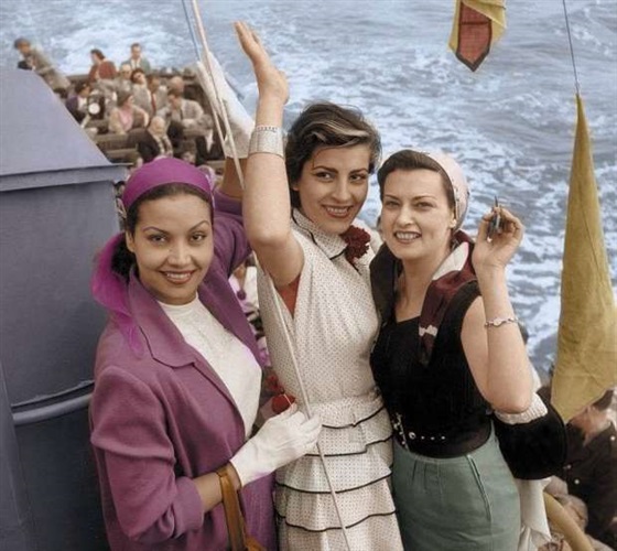 صورة نادرة بالألوان لمديحة يسرى  شبابها أثناء المشاركة فى مهرجان فى كان عام 1954
