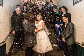 عروسان يحتفلان بزفافهما بمترو أنفاق نيويورك
