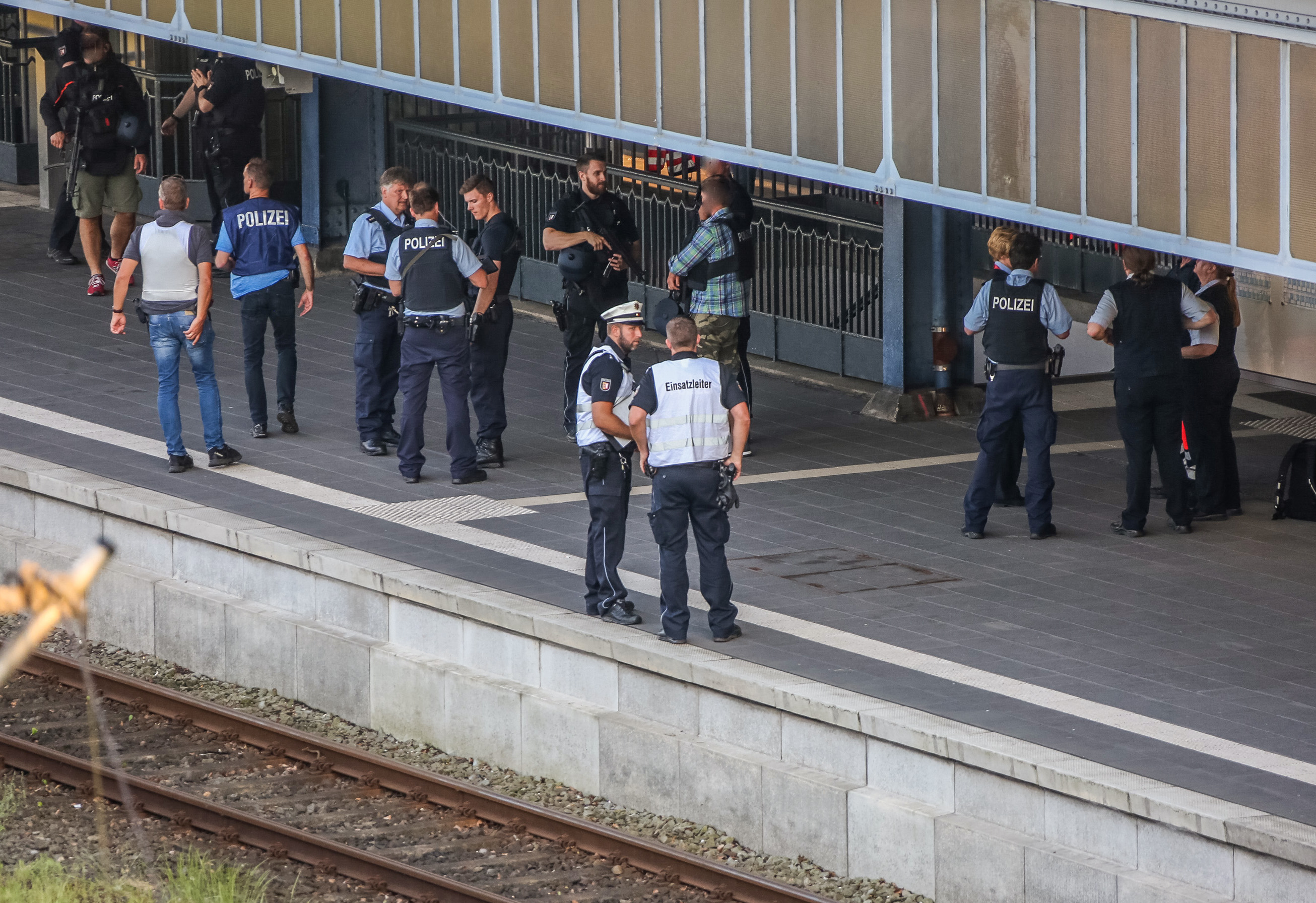 انتشار رجال الشرطة الألمانية داخل محطة القطار