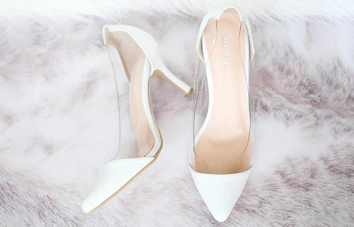 أحذية بيضاء شفافة