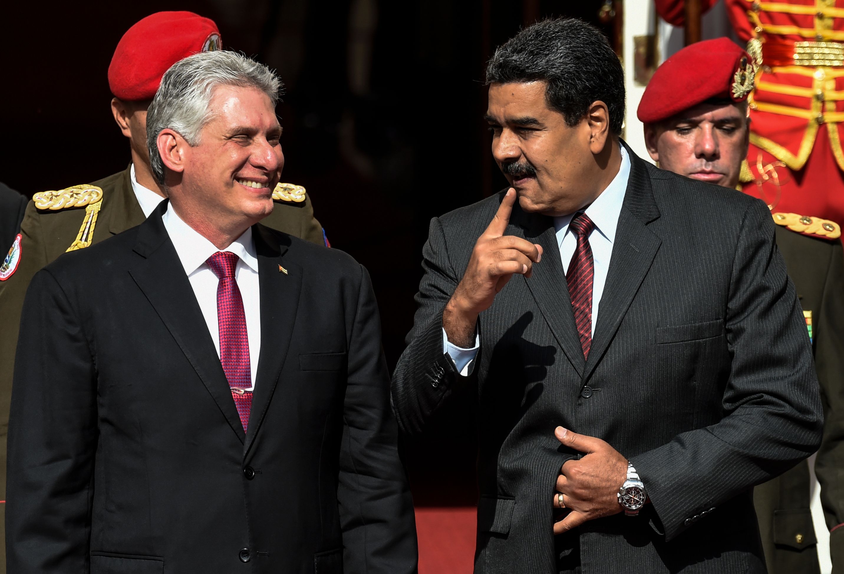 رئيس فنزويلا يتحدث إلى الرئيس الكوبى