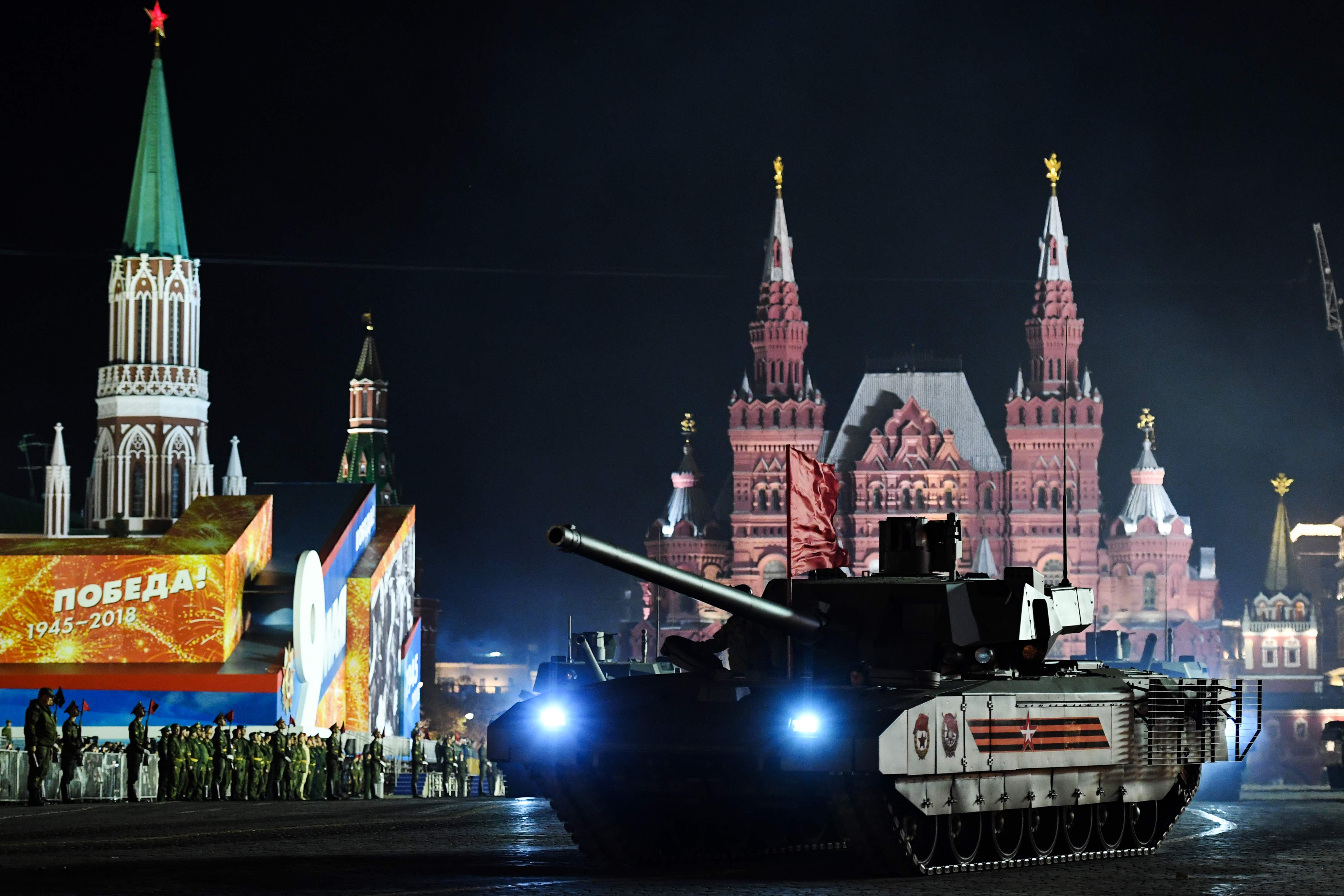 دبابة تسير فى  الساحة الحمراء بموسكو