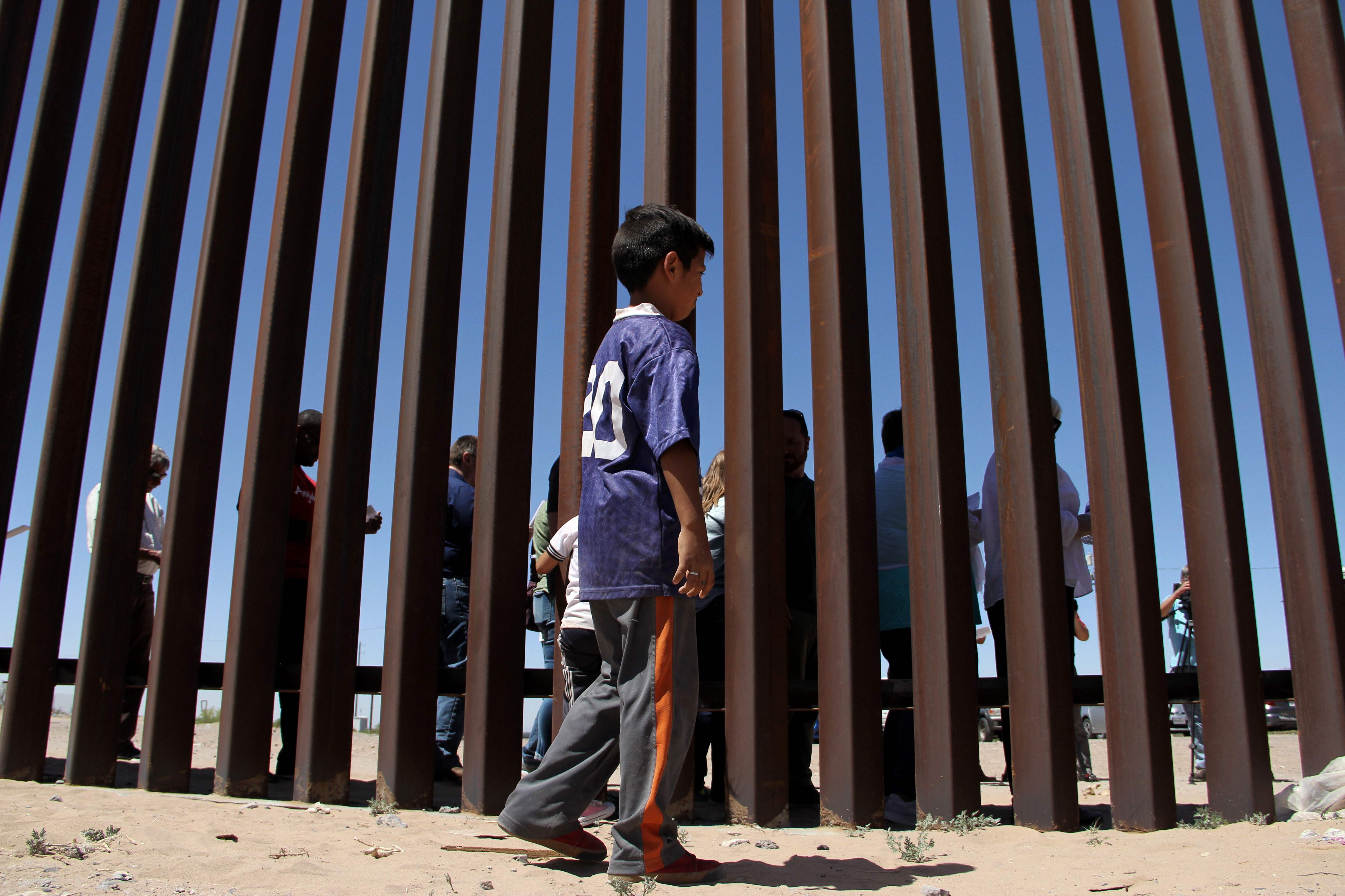 الجدار الحدودى الفاصل بين المكسيك وأمريكا