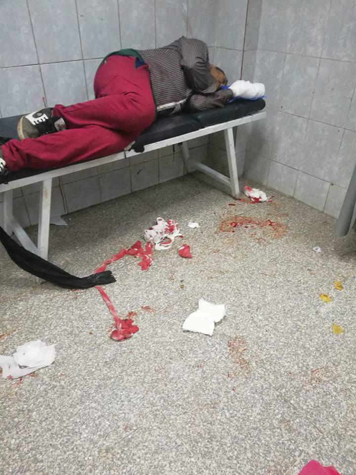 دماء وبقايا نفايات على الأرض فى غرفة الطوارئ