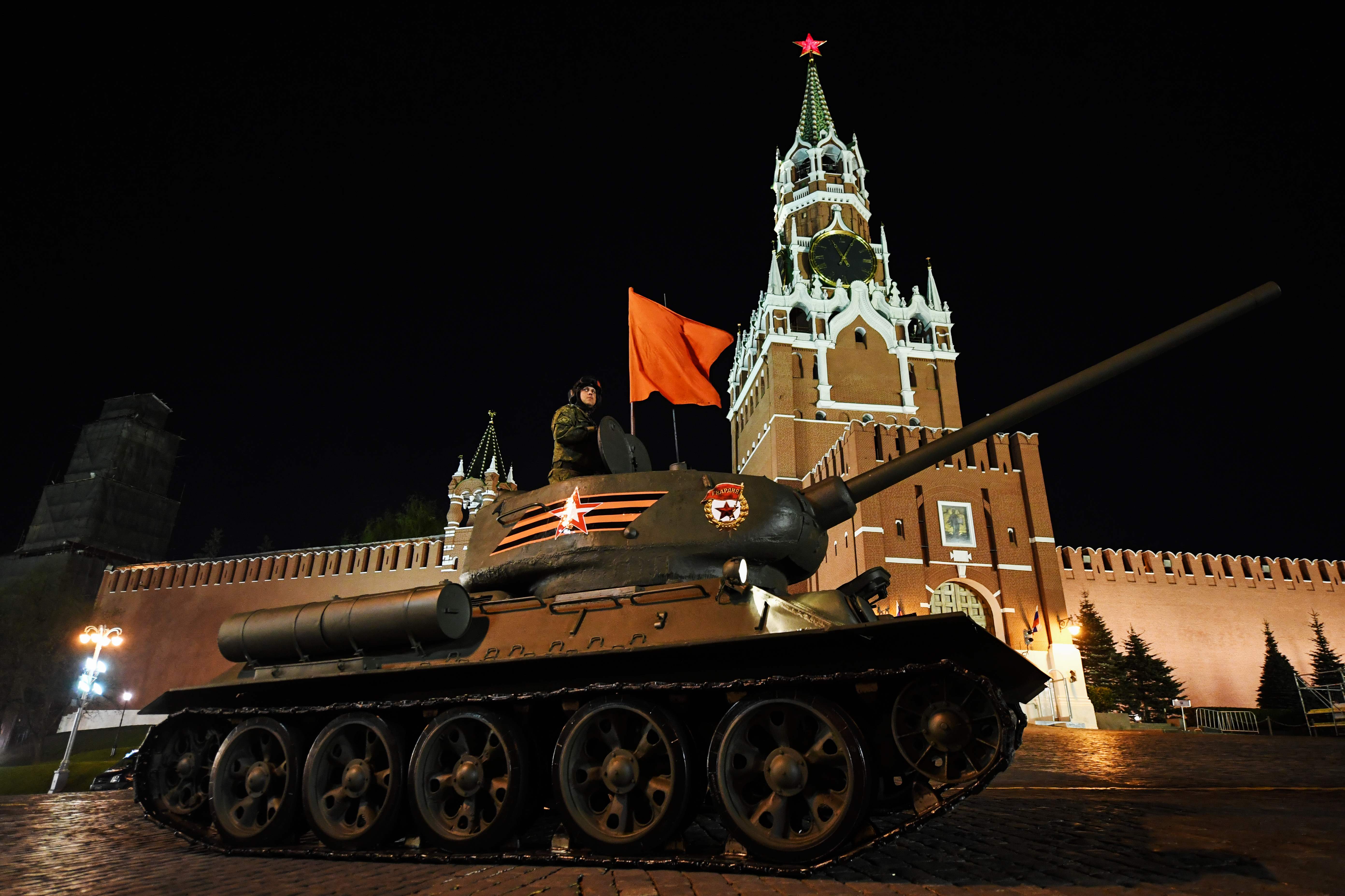 دبابة روسية تسير فى الساحة الحمراء