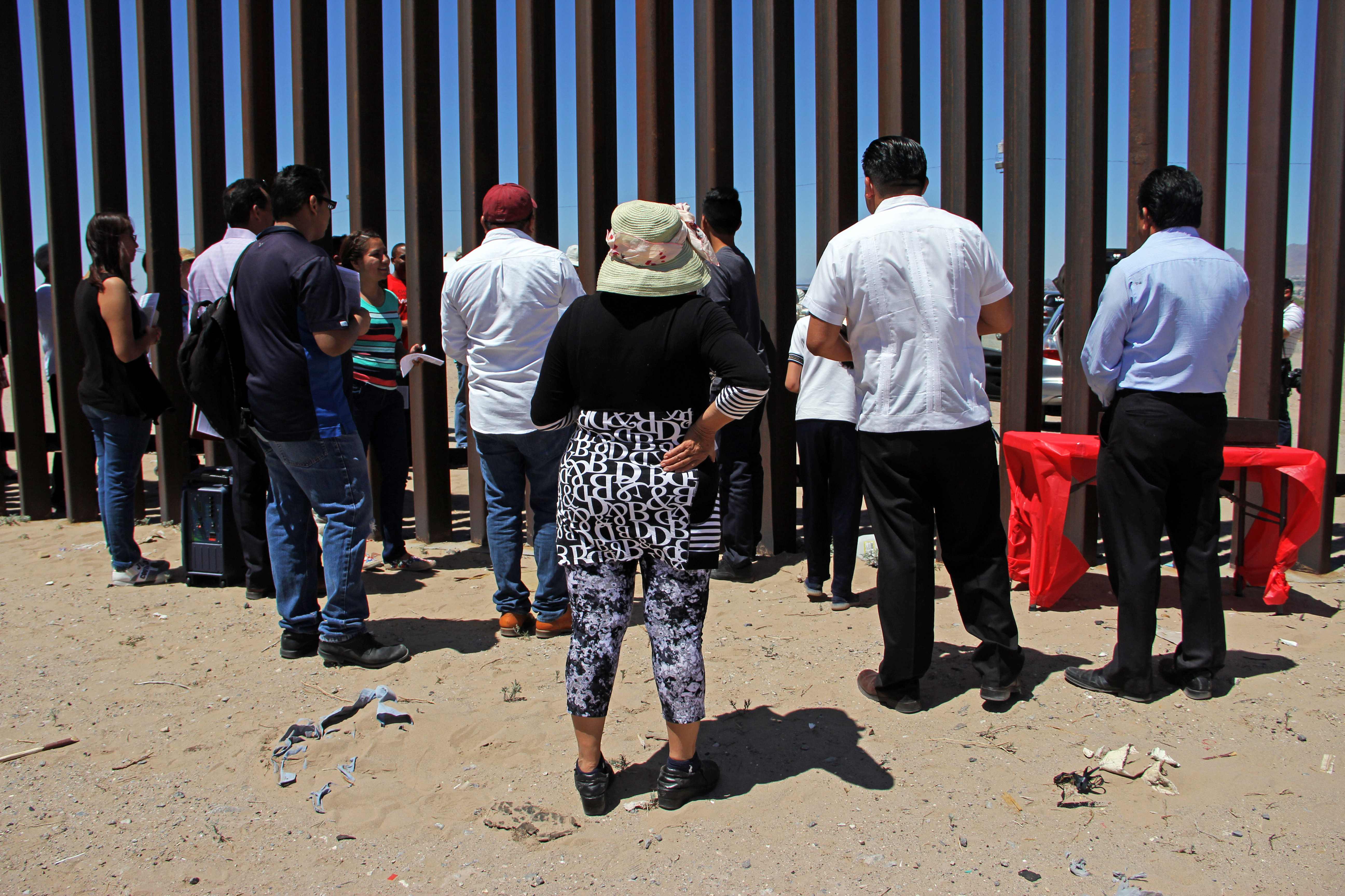 صلاة المكسيكيين أمام الجدار الحدودى