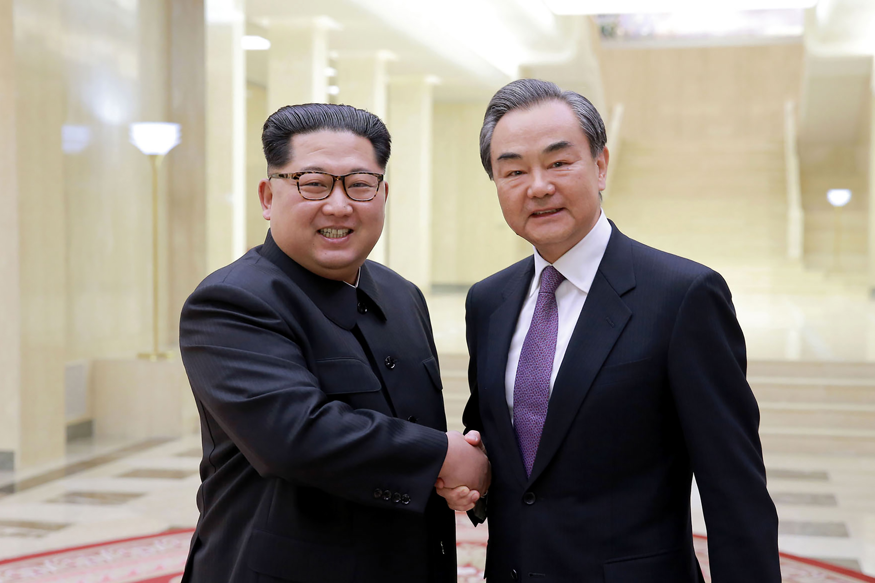 مصافحة وزير الخارجية الصينى وزعيم كوريا الشمالية