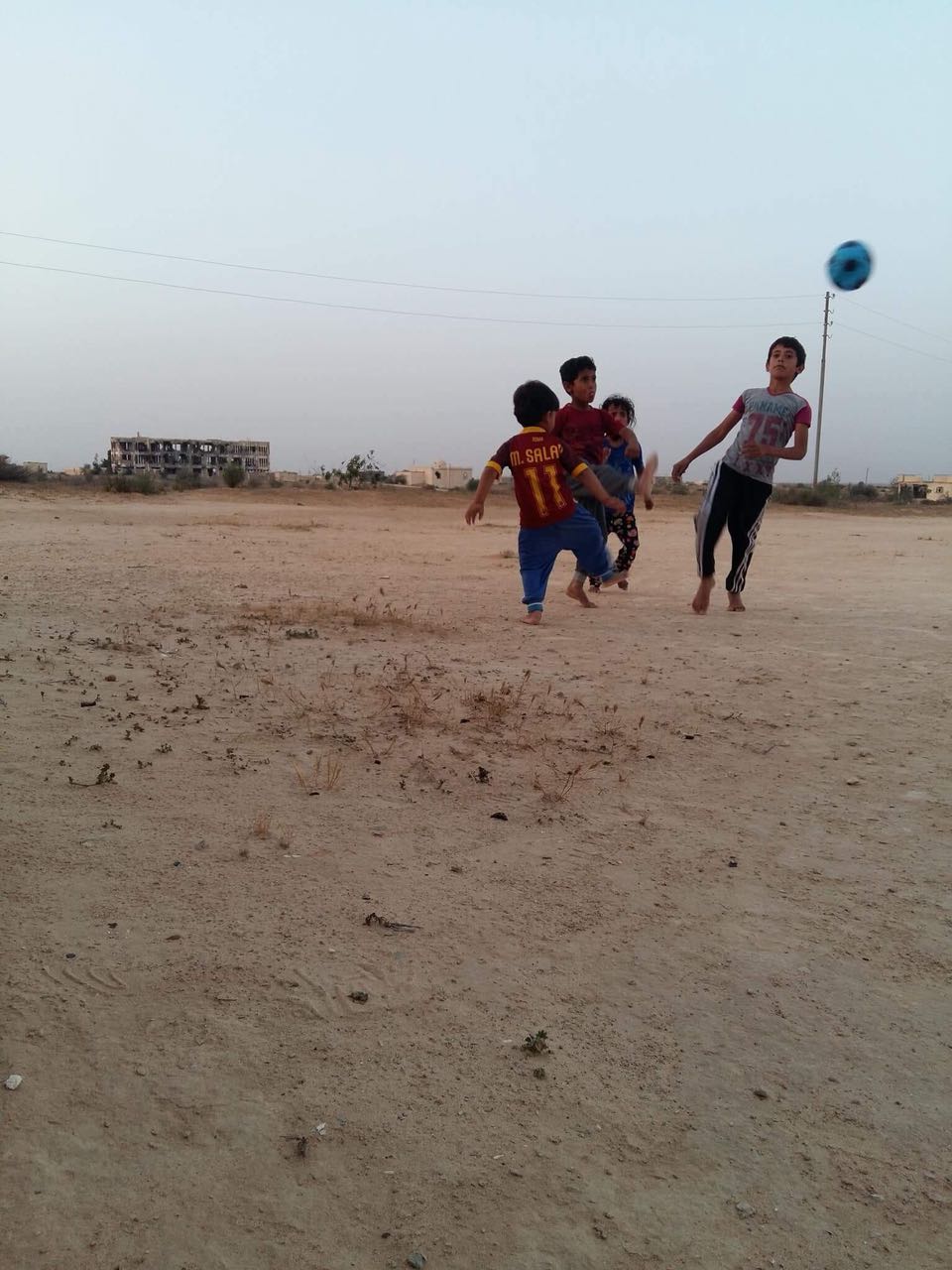 اطفال شمال سيناء يرتدون تيشيرت محمد صلاح (3)