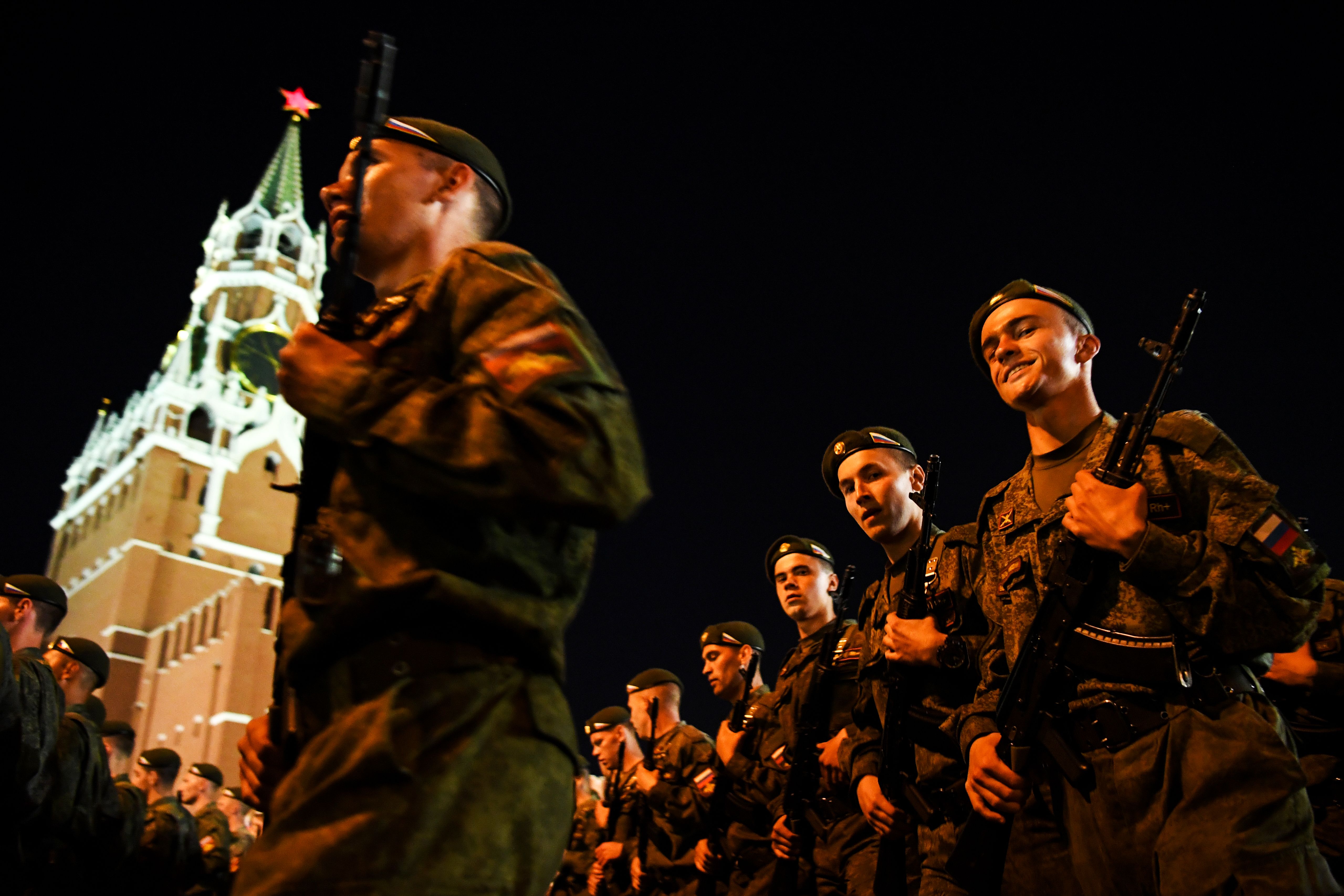 عناصر من الجيش الروسى يشاركون فى العروض العسكرية