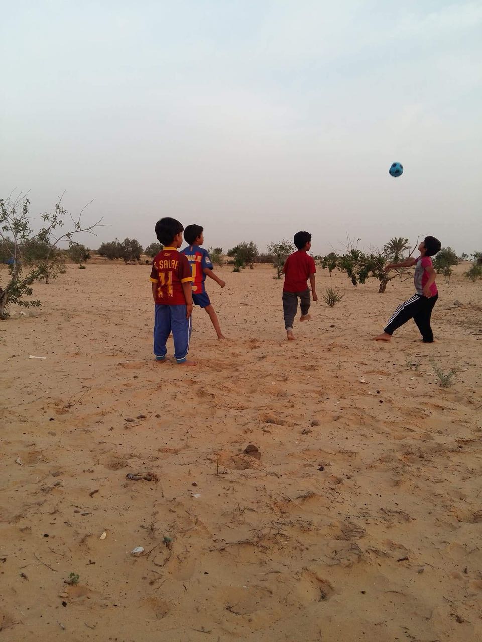 اطفال شمال سيناء يرتدون تيشيرت محمد صلاح (4)
