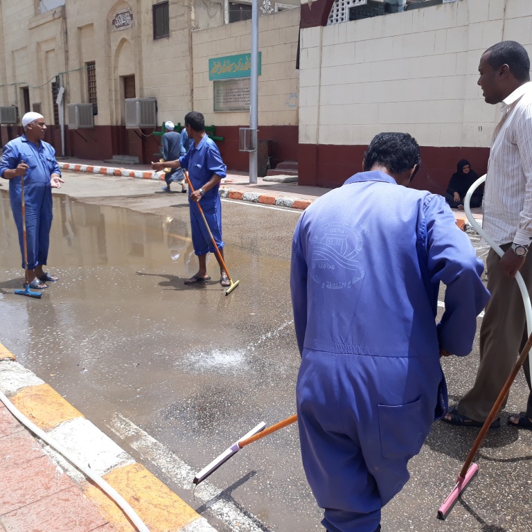  رفع الباعة الجائلين وأعمال النظافة فى محيط مسجد سيدى عبد الرحيم القنائي (2)