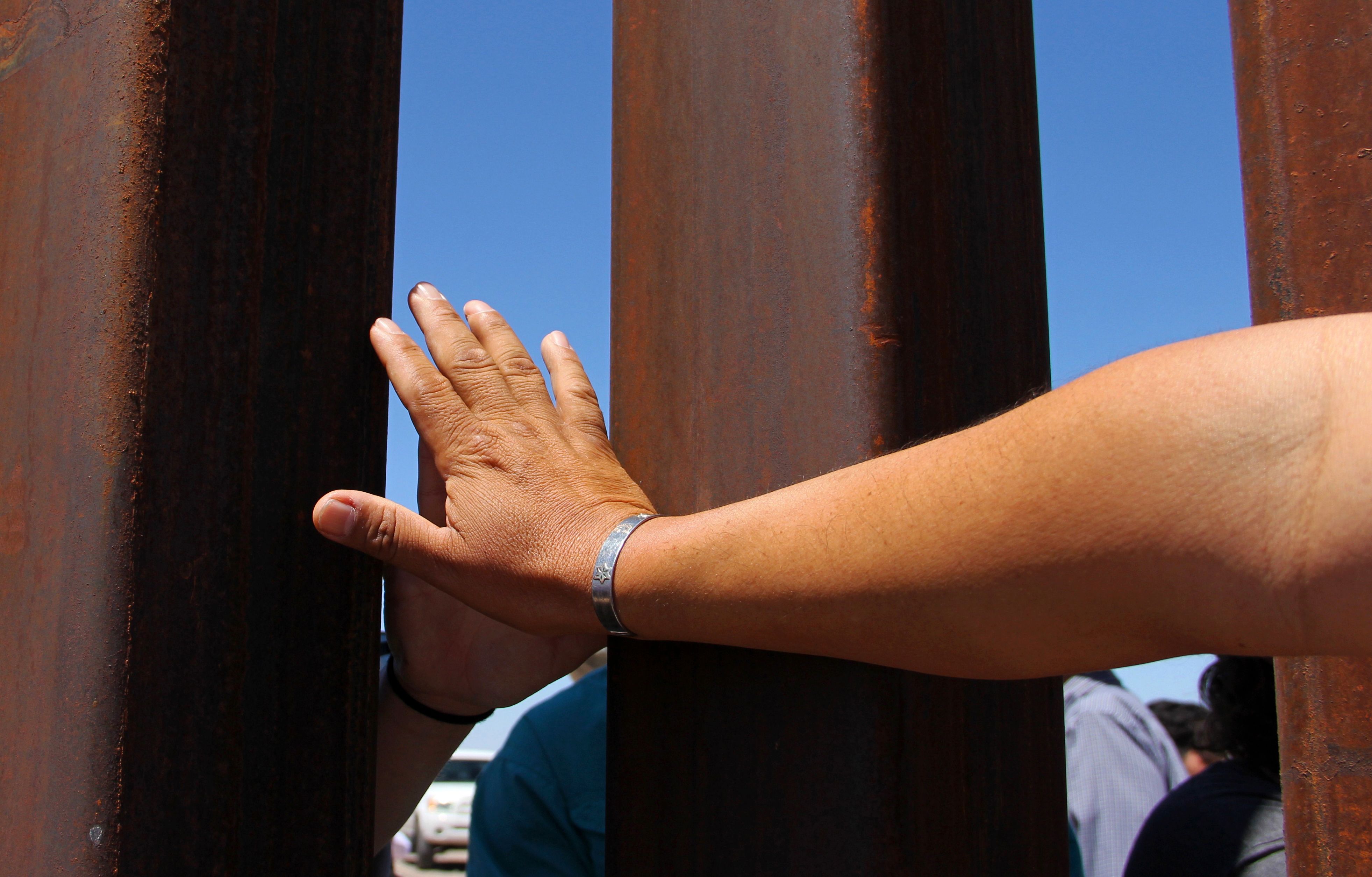 مكسيكيون يشاركون فى فعالية منددة ببناء الجدار الحدودى