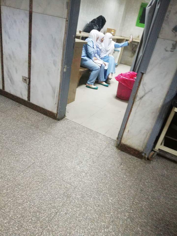 ممرضات يلتقطن سيلفى بمسشتفى الحسين الجامعى