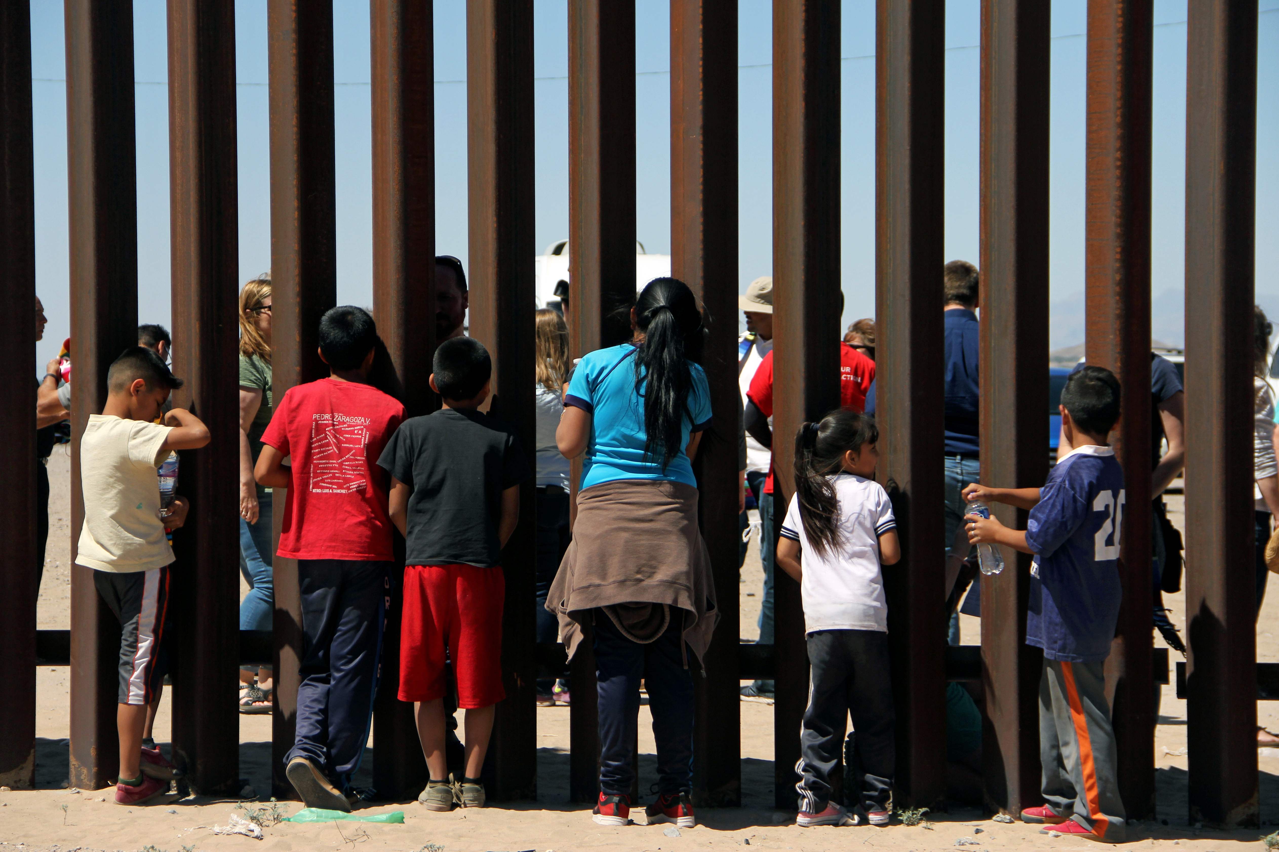 مكسيكيون يقيمون الصلاة للتنديد ببناء الجدار